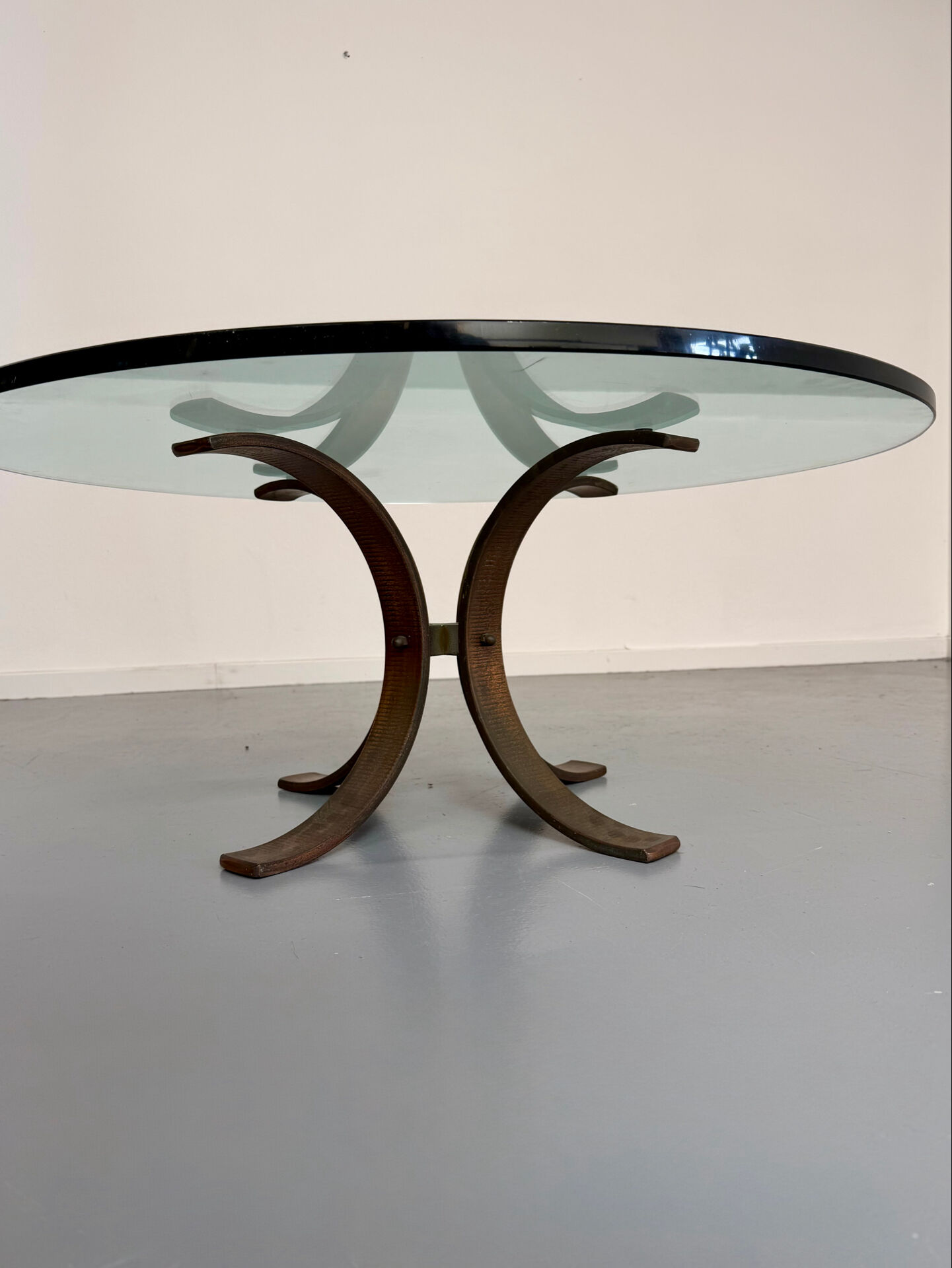 Table basse en verre épais pied métal design italien années 70 vintage