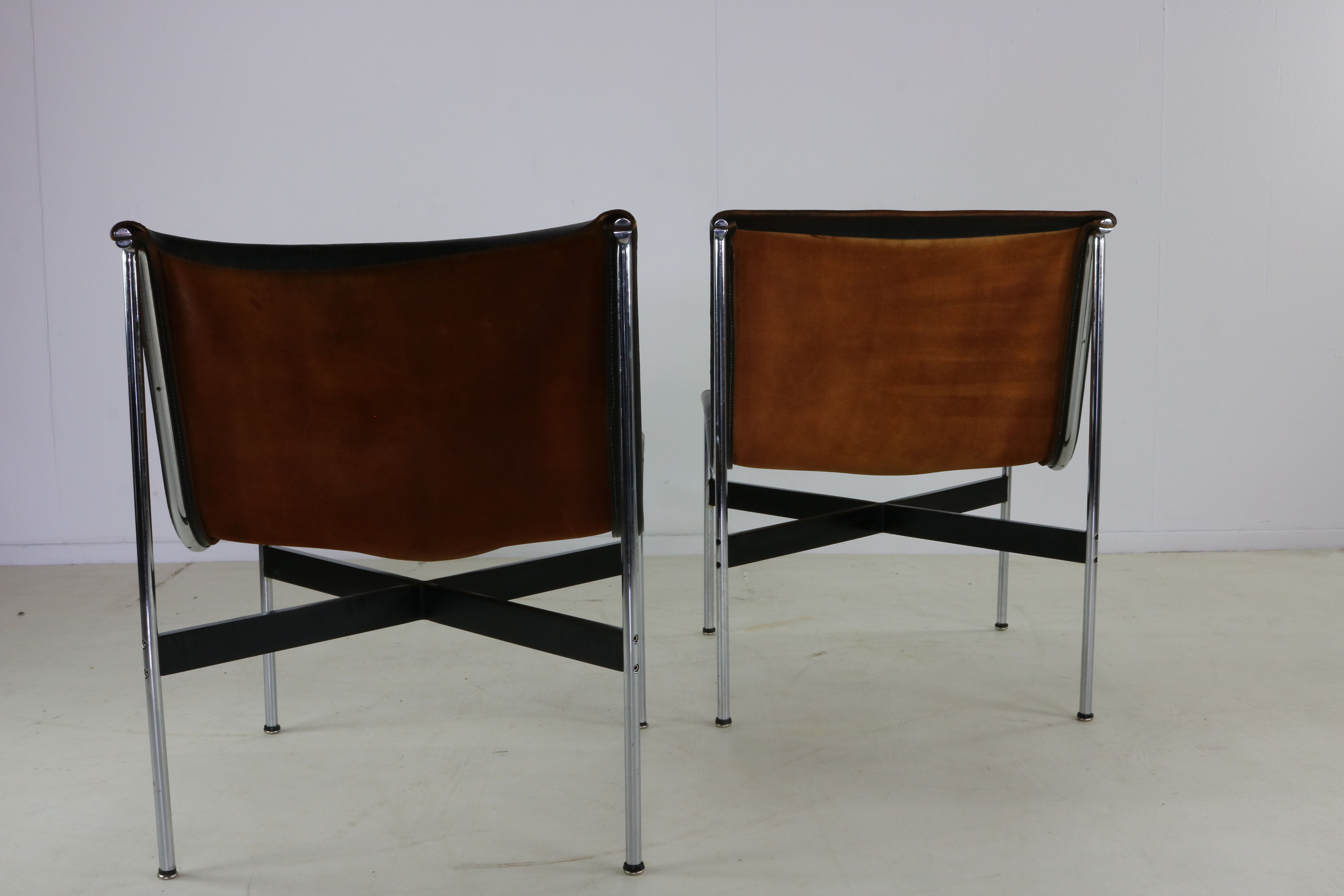 Un ensemble de deux chaises longues