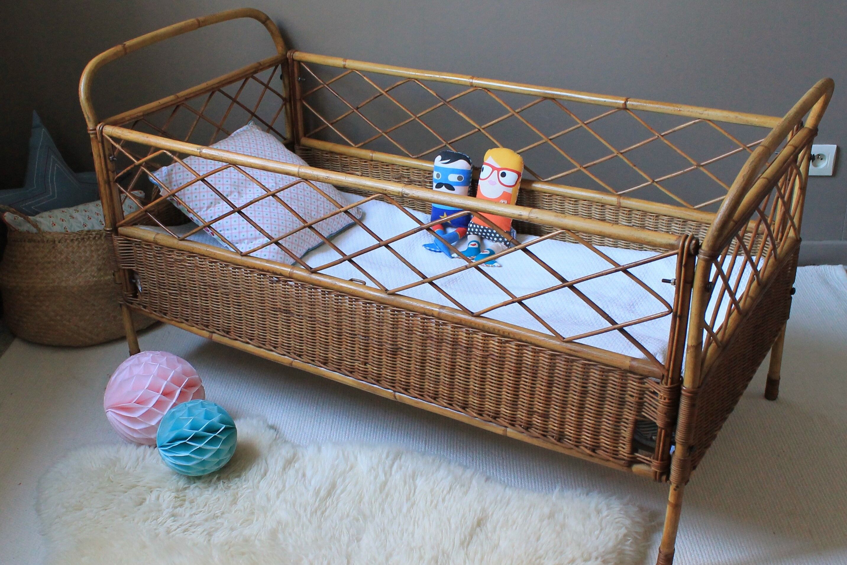 Vintage child ratin bed