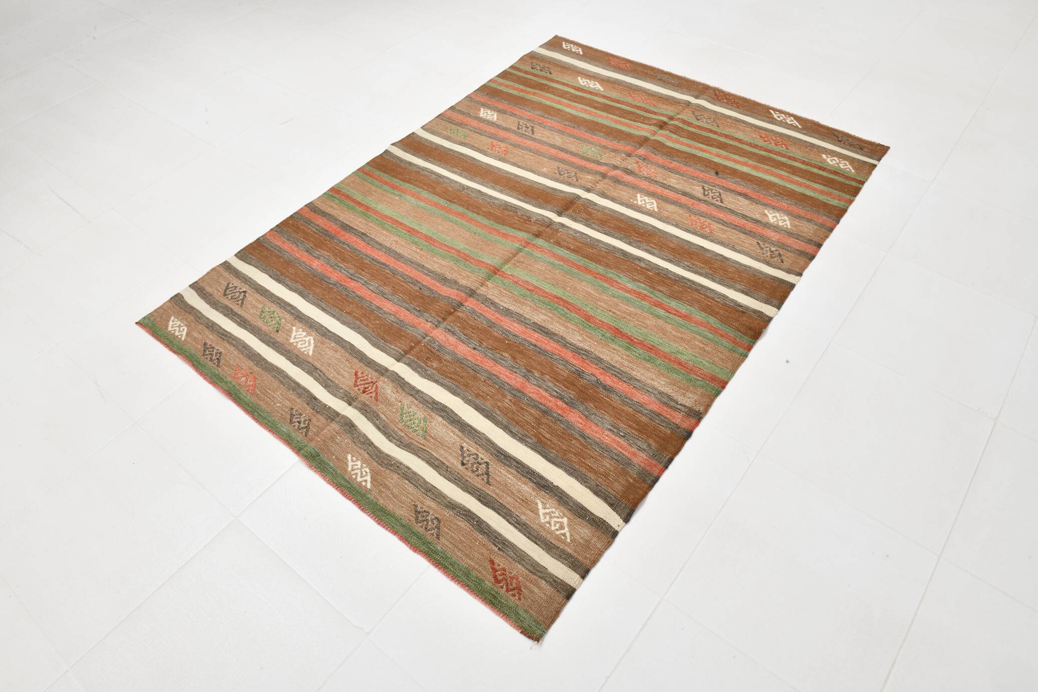 Tapis Kilim Vintage – Rayures Naturelles aux Tons Terreux, 136x195 Cm