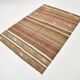 Tapis Kilim Vintage – Rayures Naturelles aux Tons Terreux, 136x195 cm