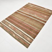 Tapis Kilim Vintage – Rayures Naturelles aux Tons Terreux, 136x195 Cm