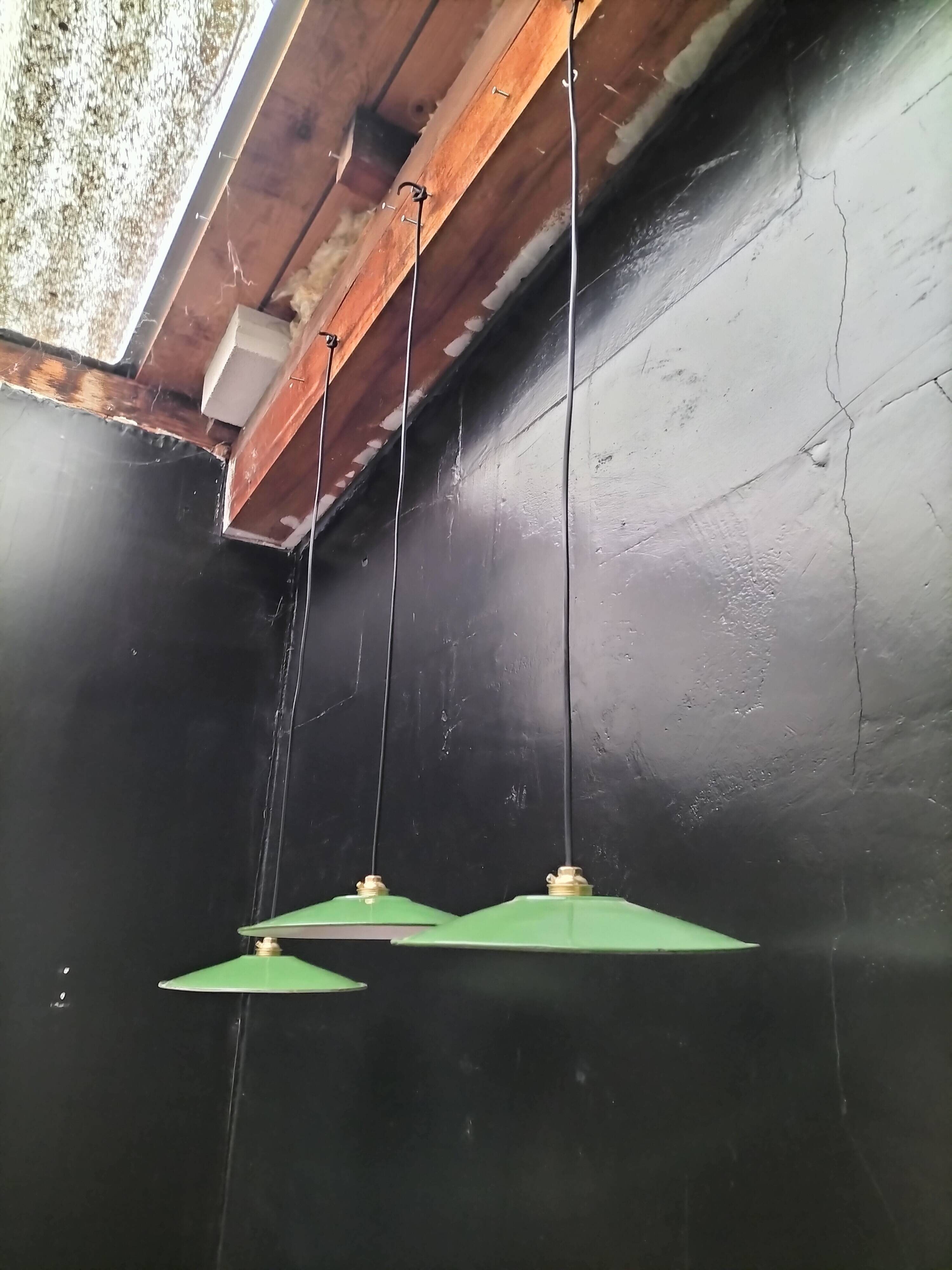 Enamelled sheet metal suspensions