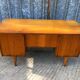 Bureau vintage à pieds compas en chêne