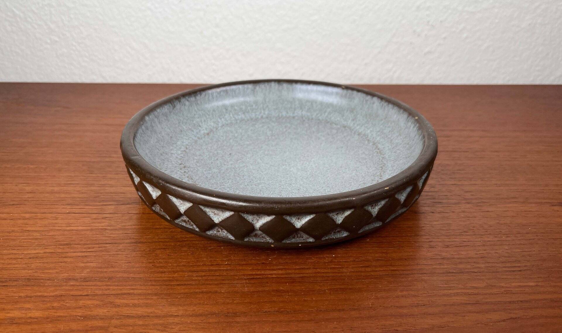 Bowl in modern Danish studio pottery from the mid-century by Frank Keramik, 1960s.