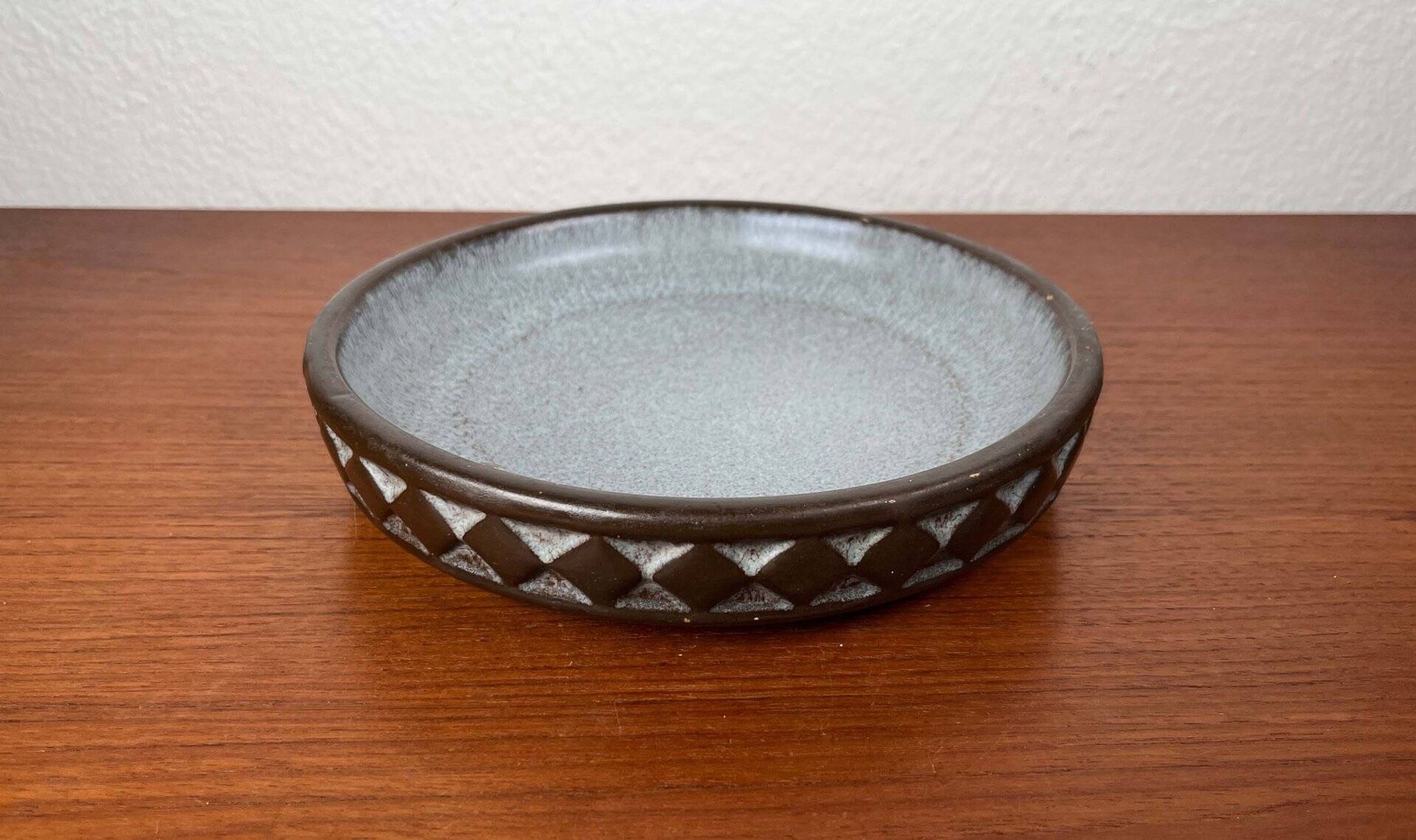 Bowl in modern Danish studio pottery from the mid-century by Frank Keramik, 1960s.
