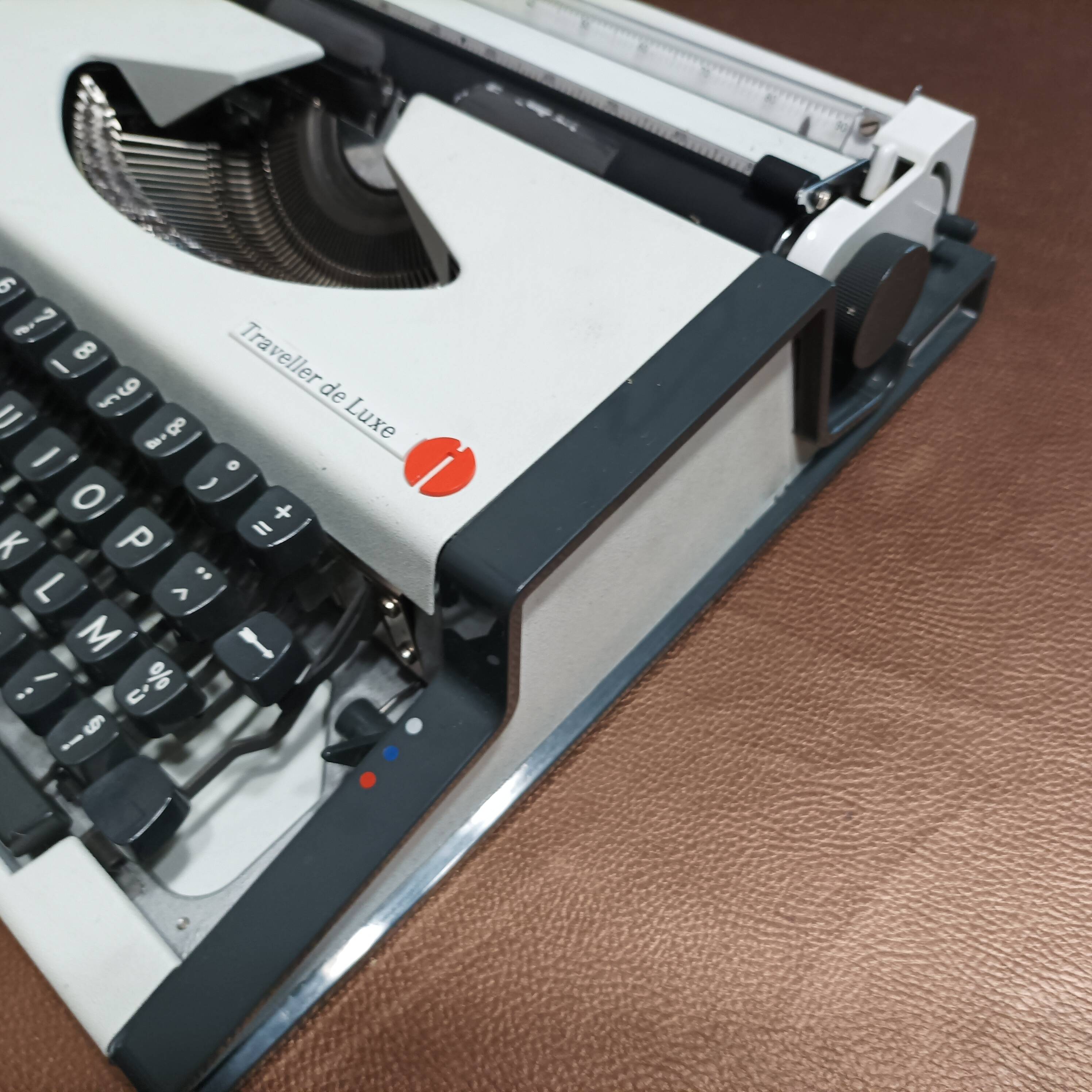 Olympia Traveller de Luxe White Typewriter