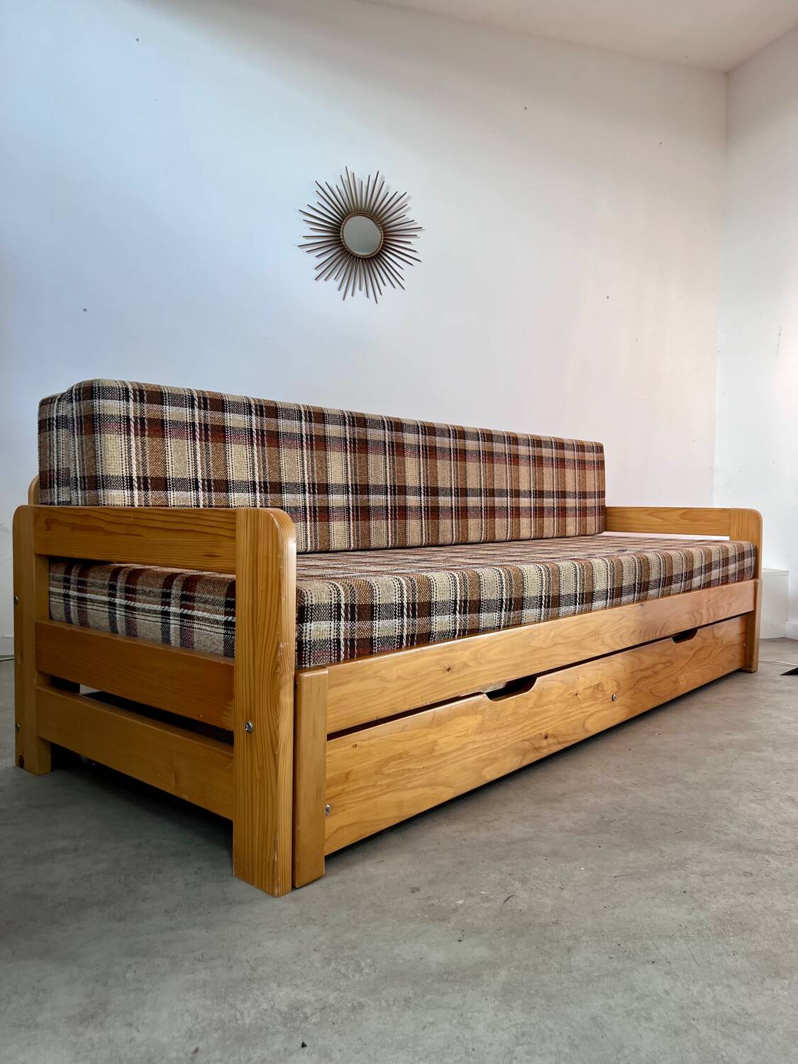Ancien canapé lit 3 places design années 70/80 en pin vintage sofa