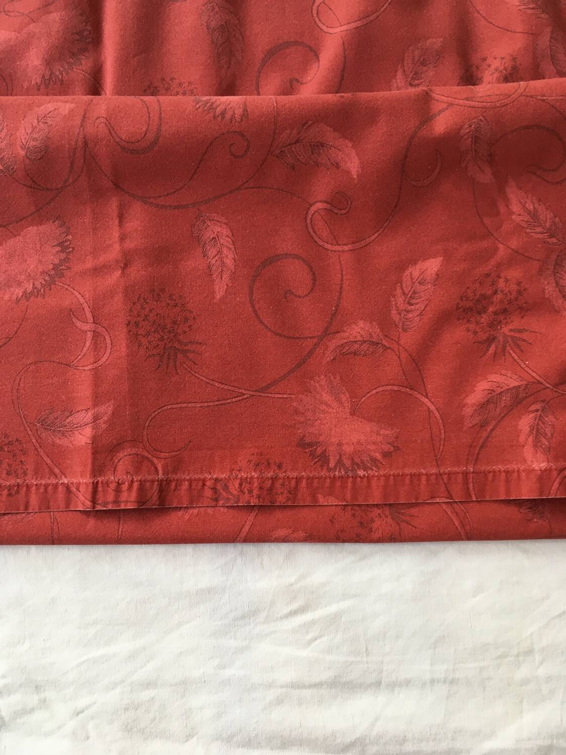 Large red tablecloth for 8 places and napkins