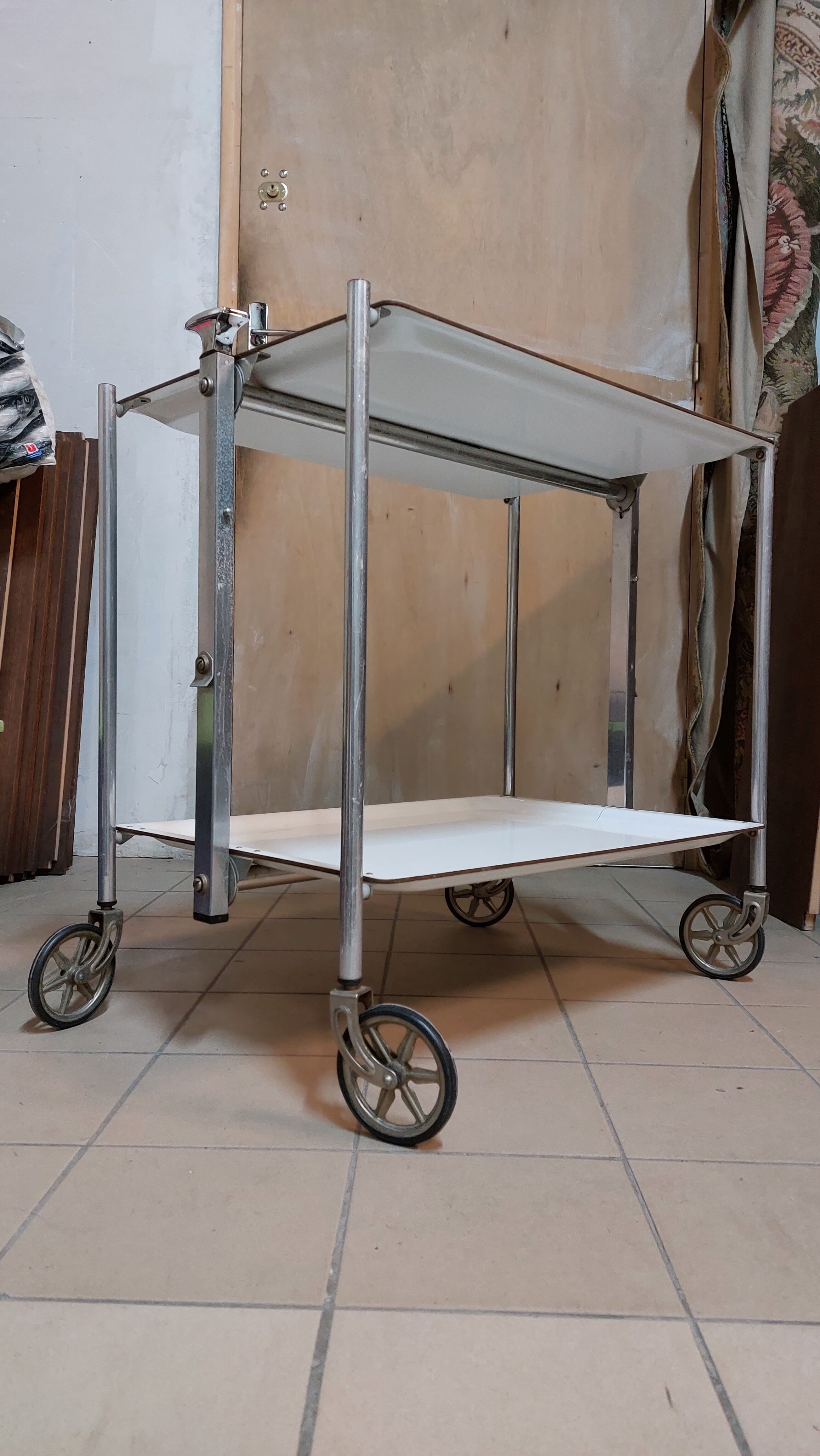Folding tray with vintage wheels Textable in white formica