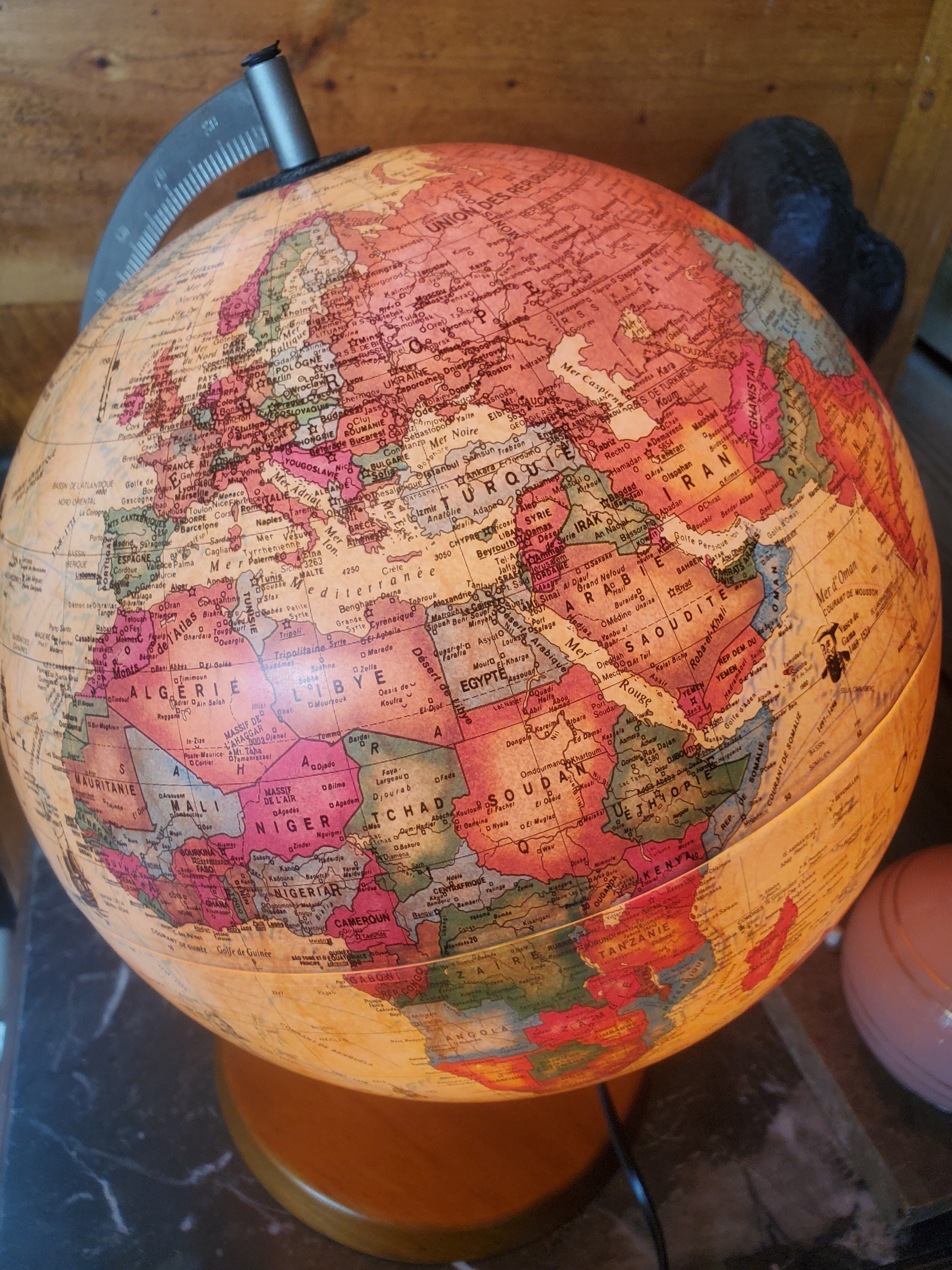 Scandinavian light globe
