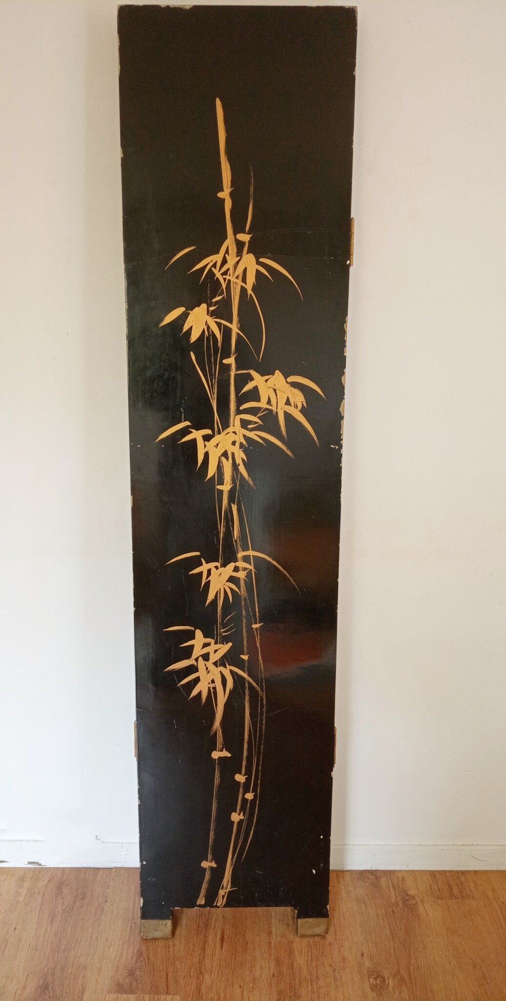 Lacquered screen with a horse pattern
