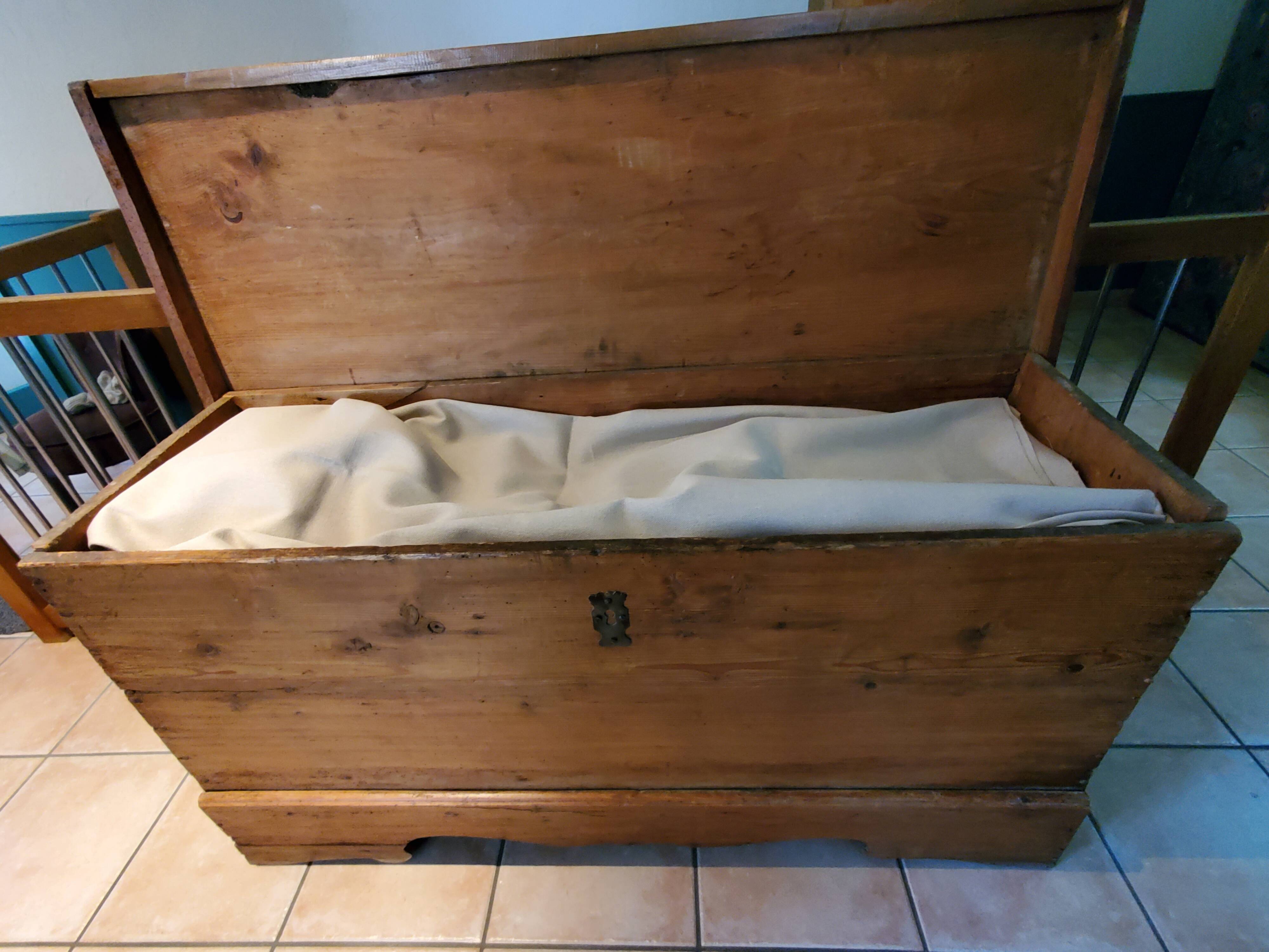 Coffre de mariage en bois massif