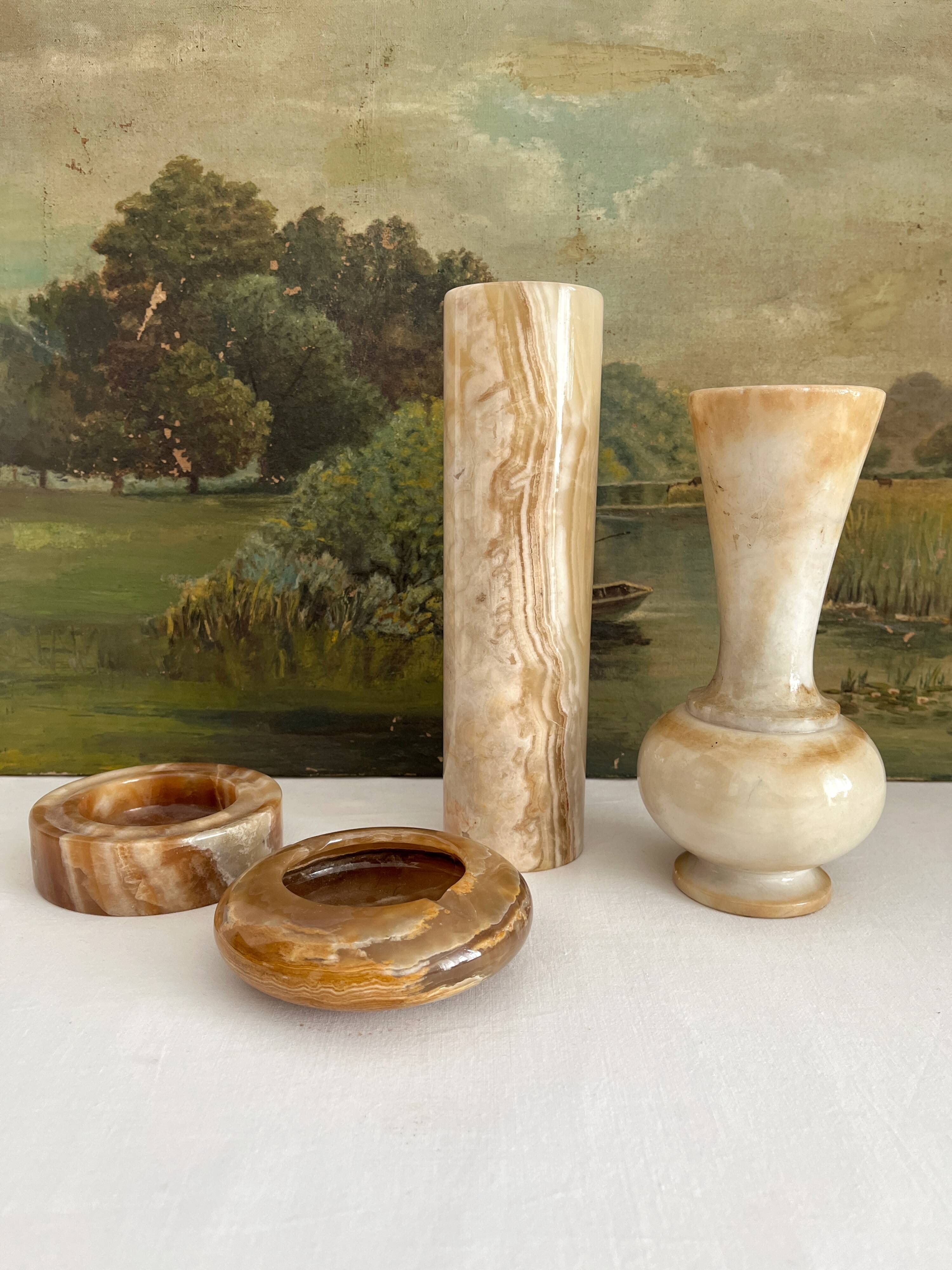 Straight round ashtray in vintage alabaster or onyx