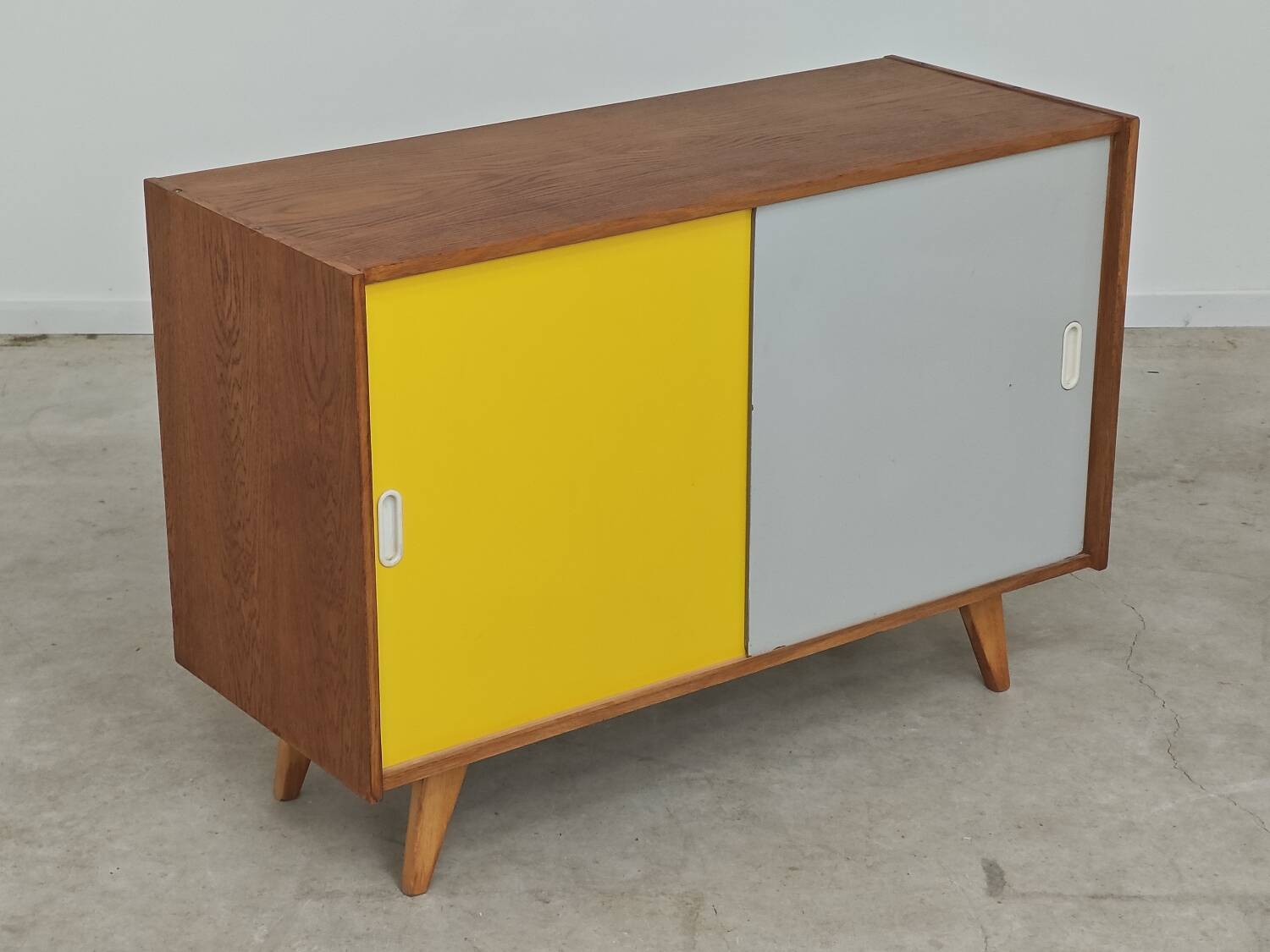 Buffet U-452 jaune et gris par Jiri Jiroutek pour Interier Praha 1960