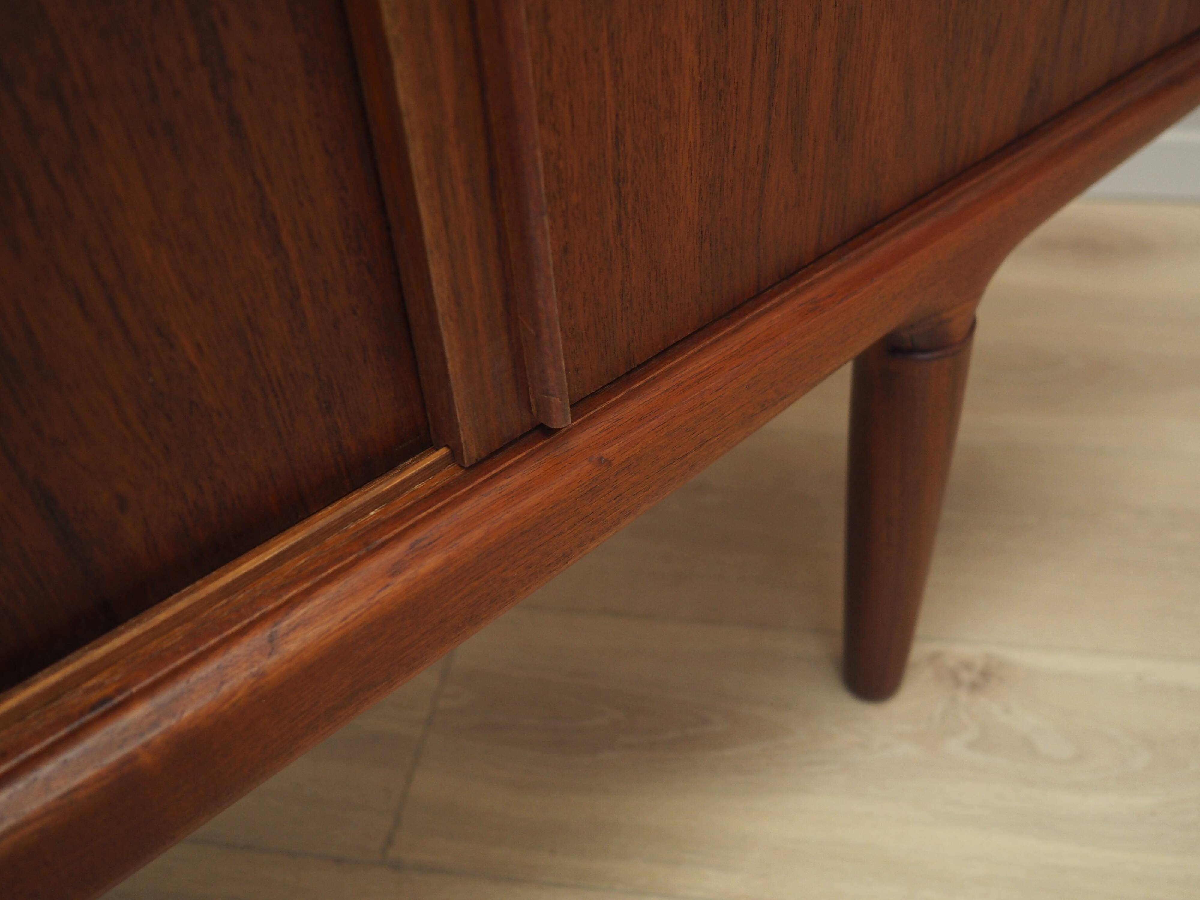 Buffet haut en teck, design danois, années 1960, production : Omann Jun