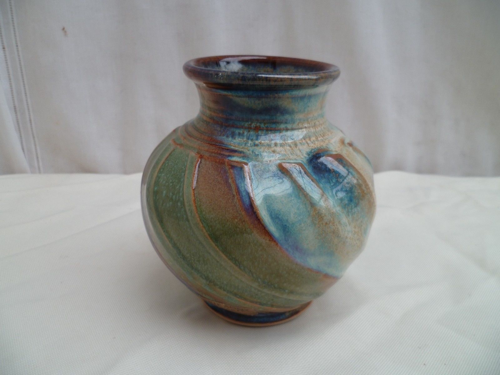 Pottery vase Glossy has facets
