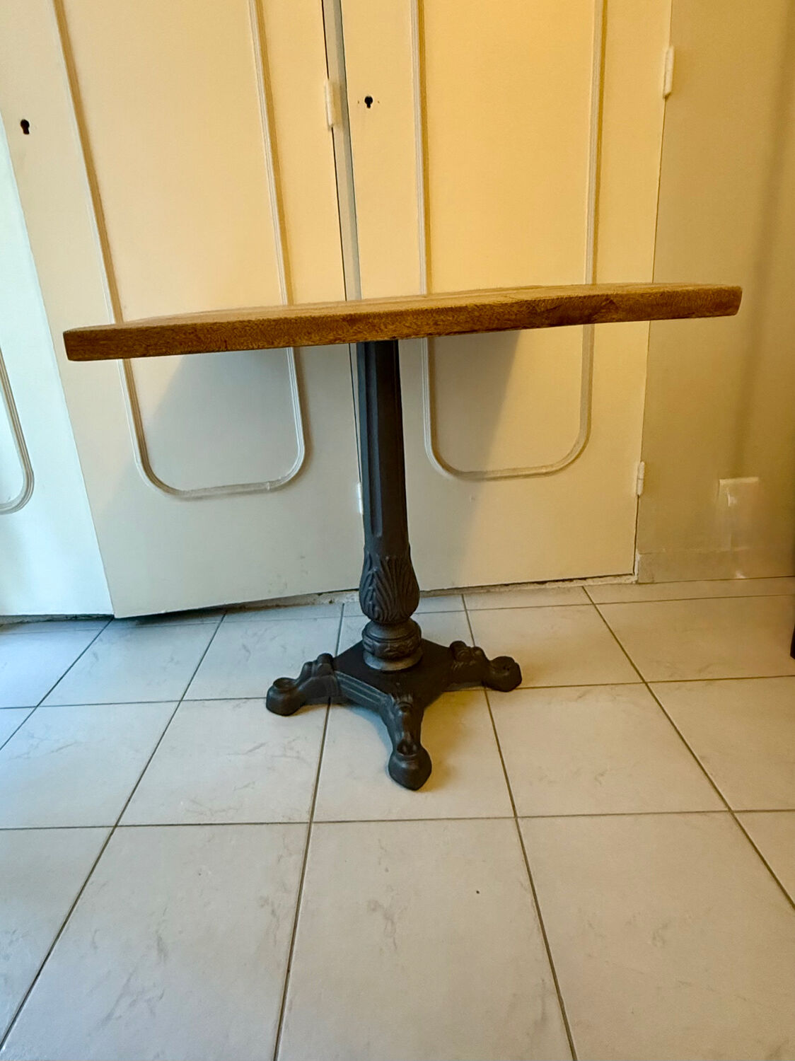 Table bistrot en manguier et fonte