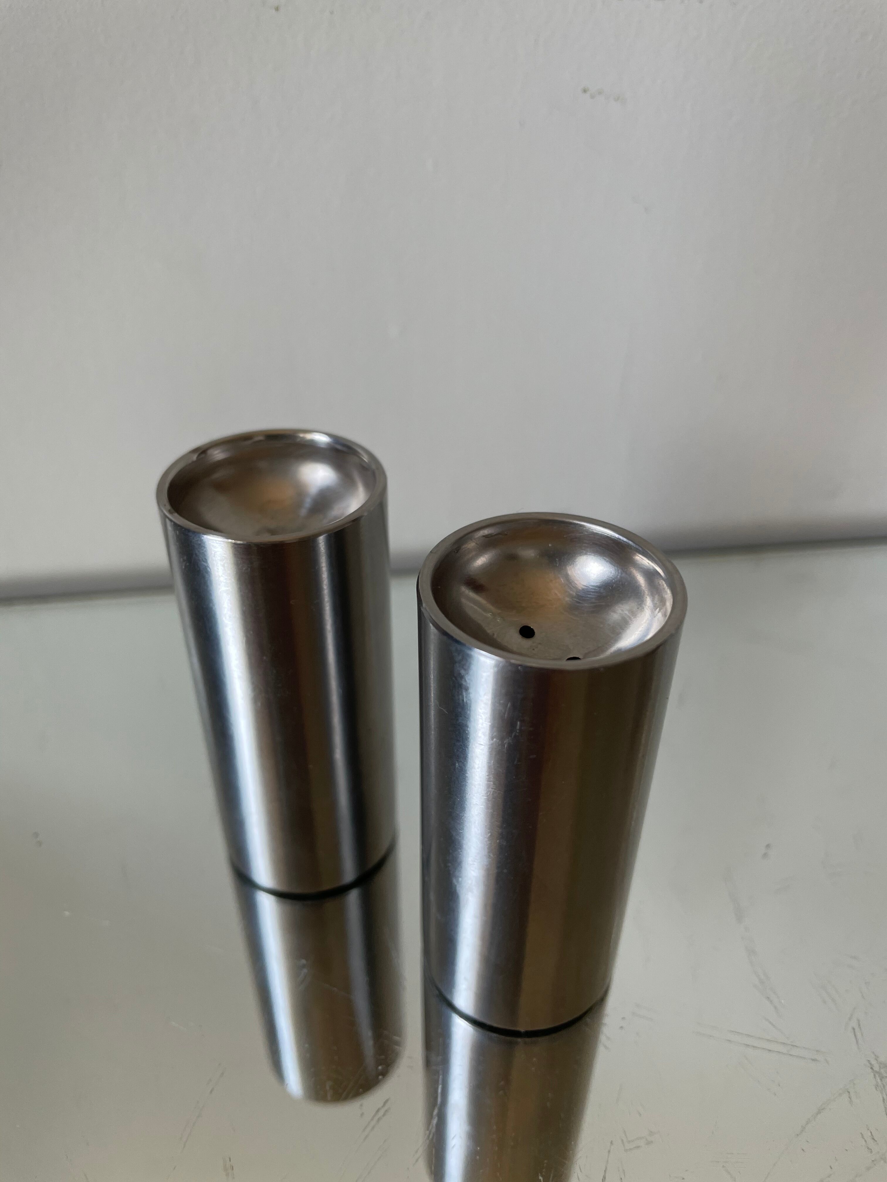 Salière et poivrier d'Arne Jacobsen pour Stelton