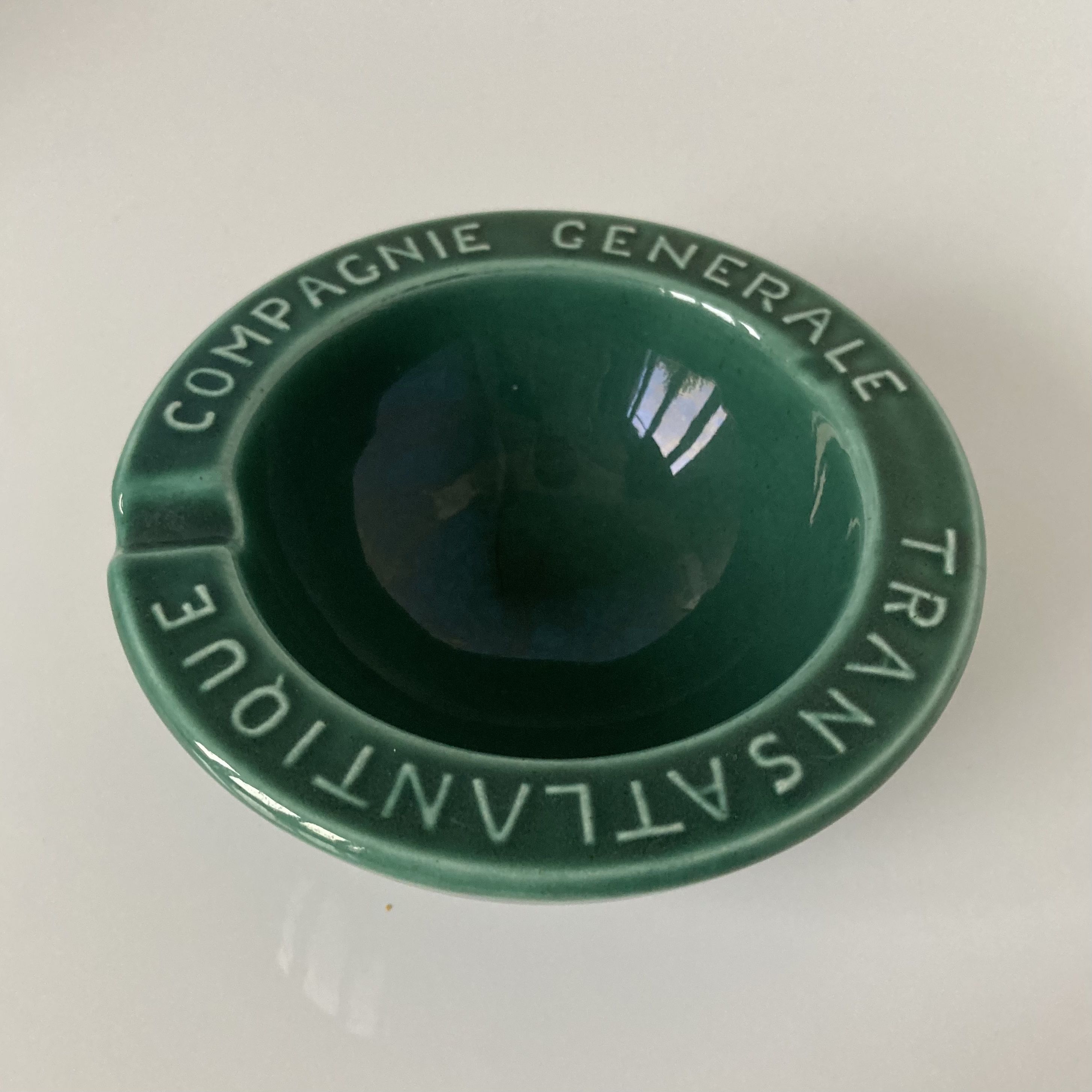 Cendrier de la Compagnie Générale Transatlantique en faïence émaillée vert bouteille