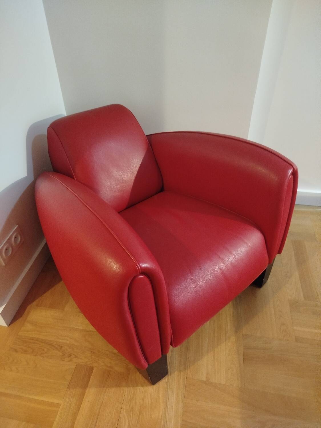 Fauteuil club design contemporain en cuir rouge – pièce sculpturale