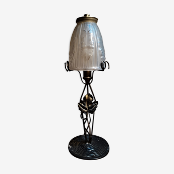 Lampe fer forgé noir avec patine or avec tulipe moulé 1920