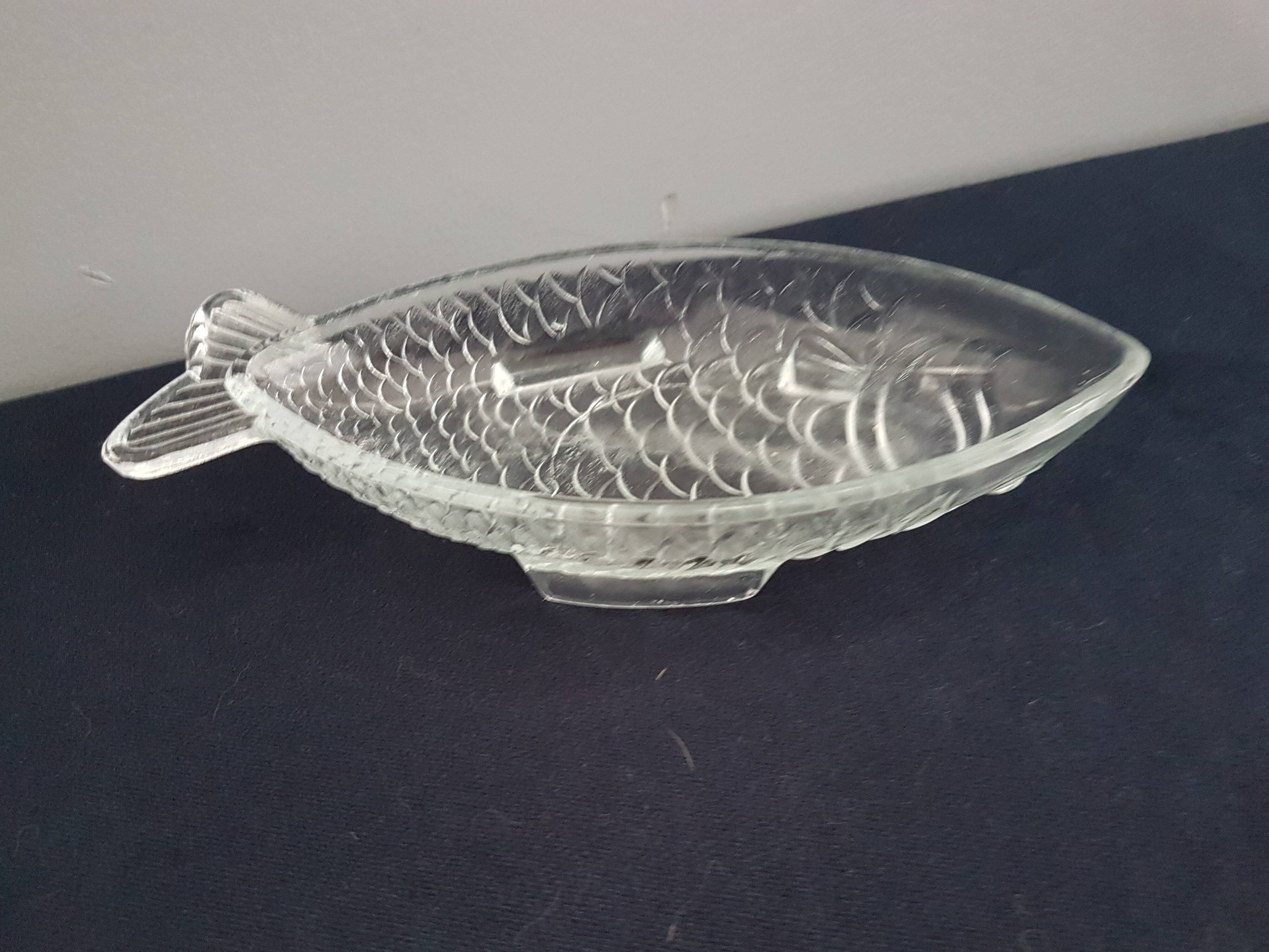 Fish-shaped glass cup