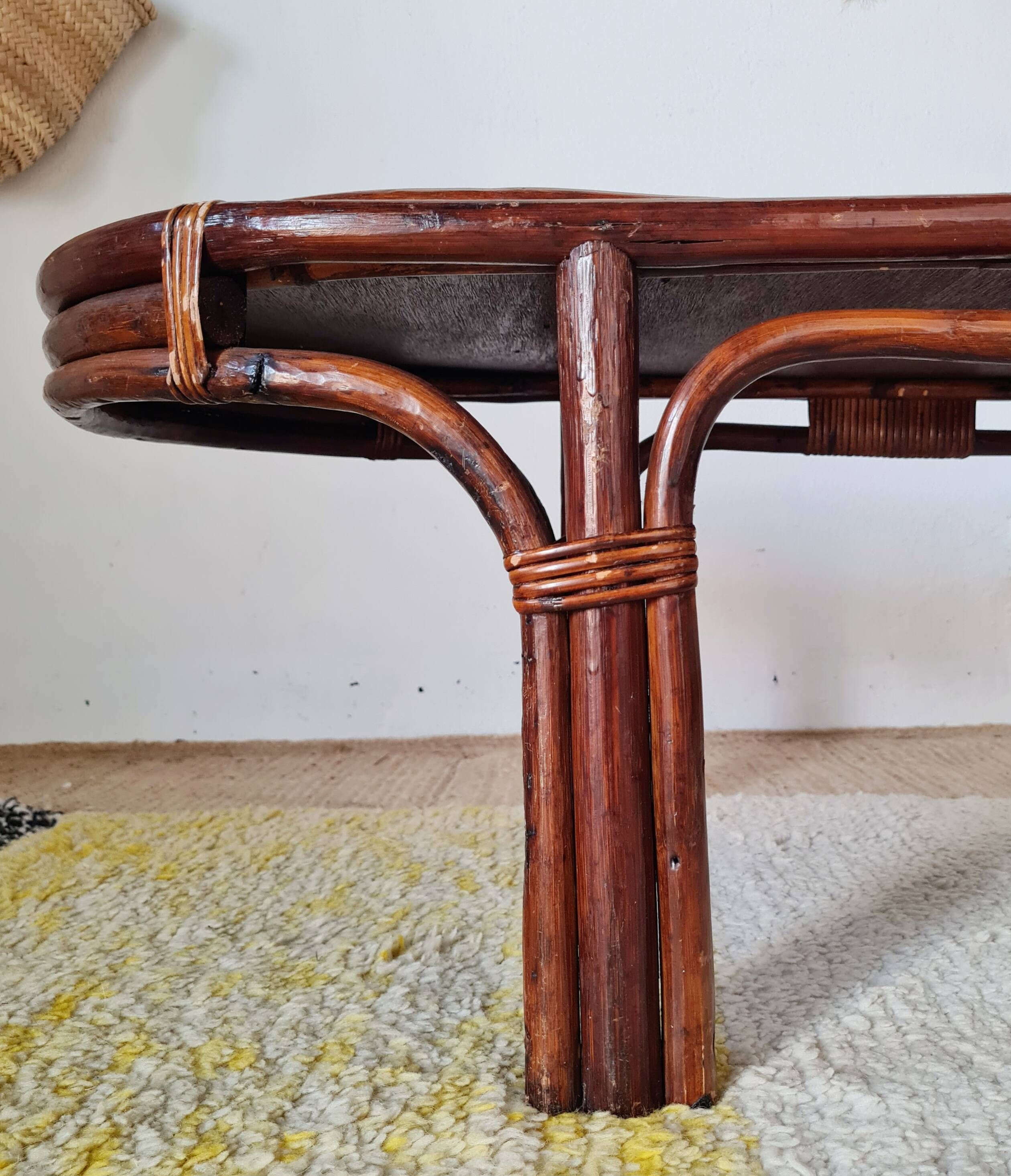 Grande table basse ancienne en rotin et cannage – Esprit bohème