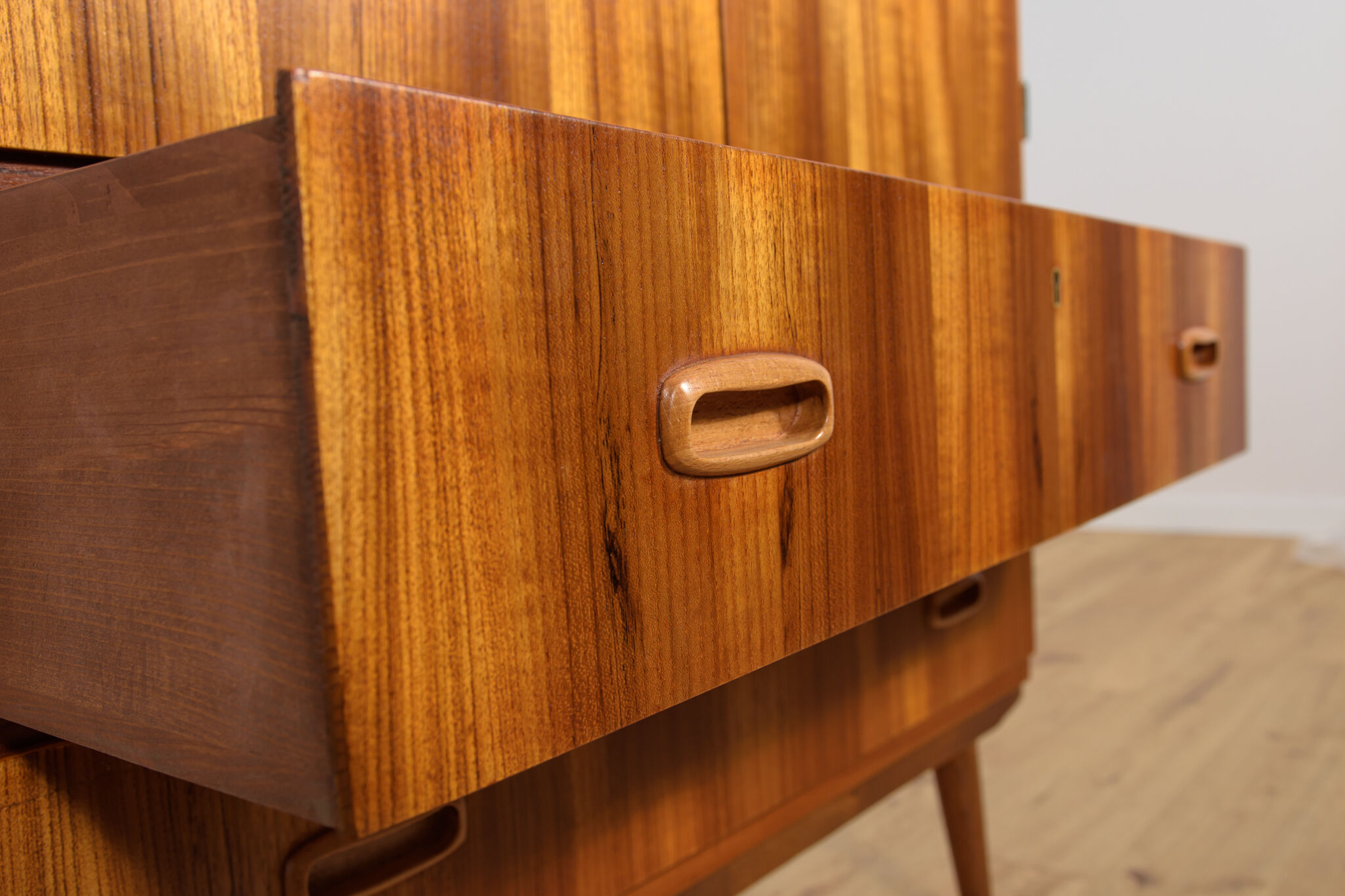 Armoire en teck du milieu du siècle, années 1970