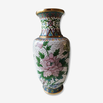 Vase Chinois balustre en émaux cloisonnés. Motifs floraux, papillon. Haut 21 cm