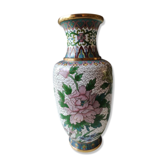 Vase Chinois balustre en émaux cloisonnés. Motifs floraux, papillon. Haut 21 cm