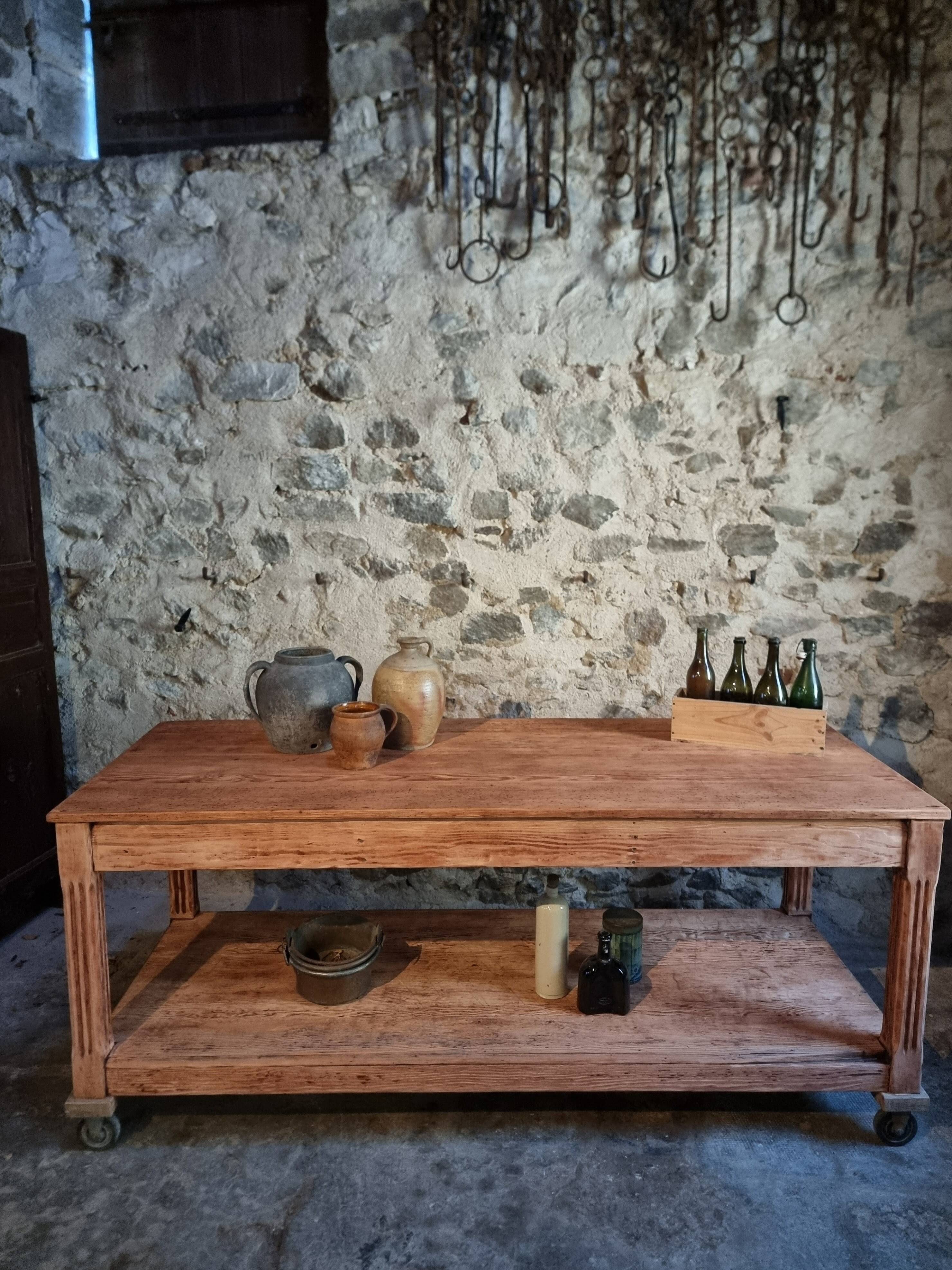 French antique work table in pitch pine – large workshop / draper's table, early 20th century
