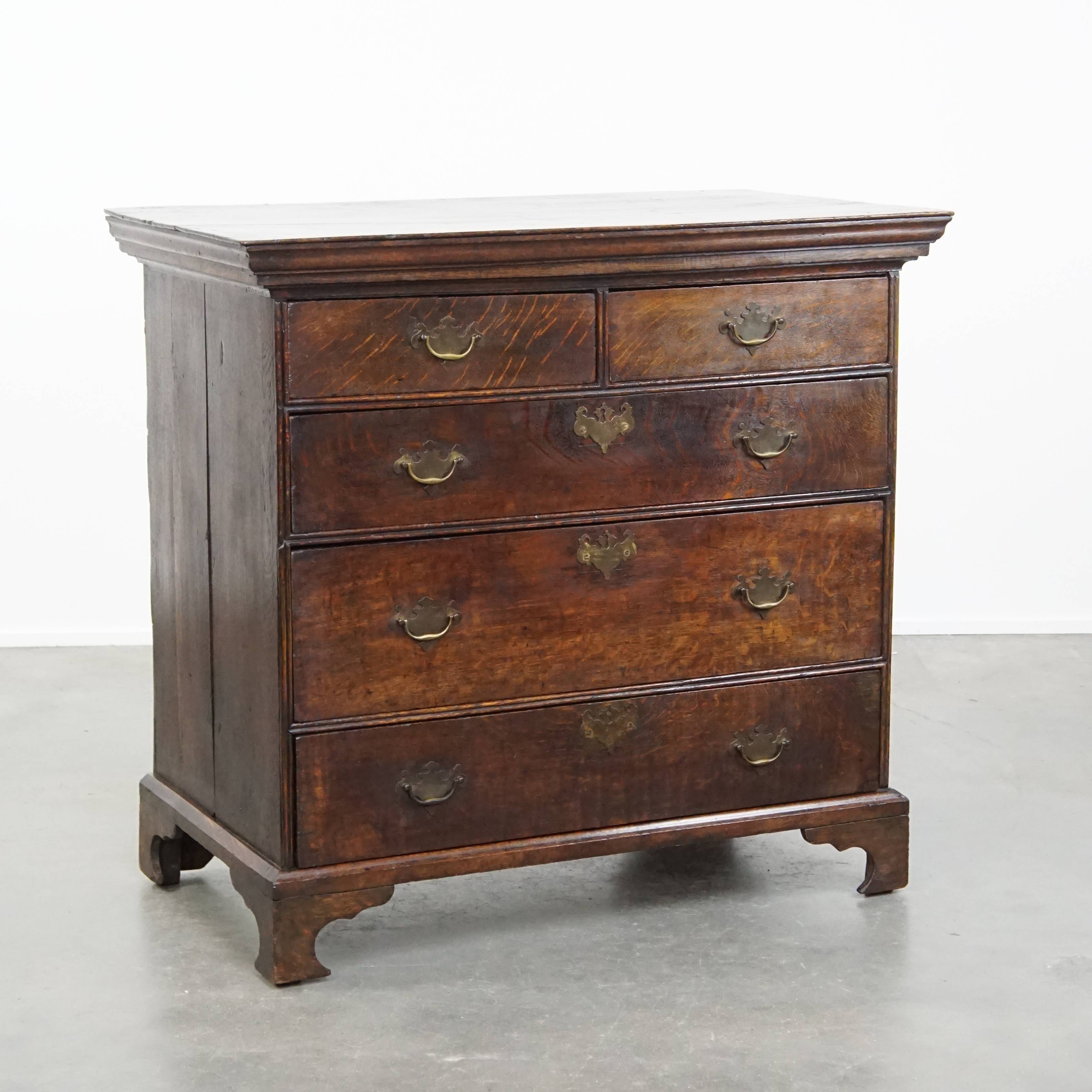 Early 18th century antique English oak chest of drawers with 5 drawers