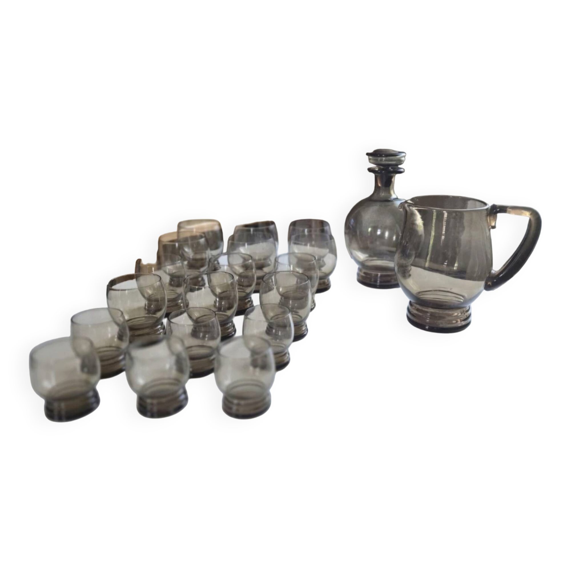 Magnificent Service of Tinted Glasses from the 50s-60s / 18 Glasses and 2 Jugs