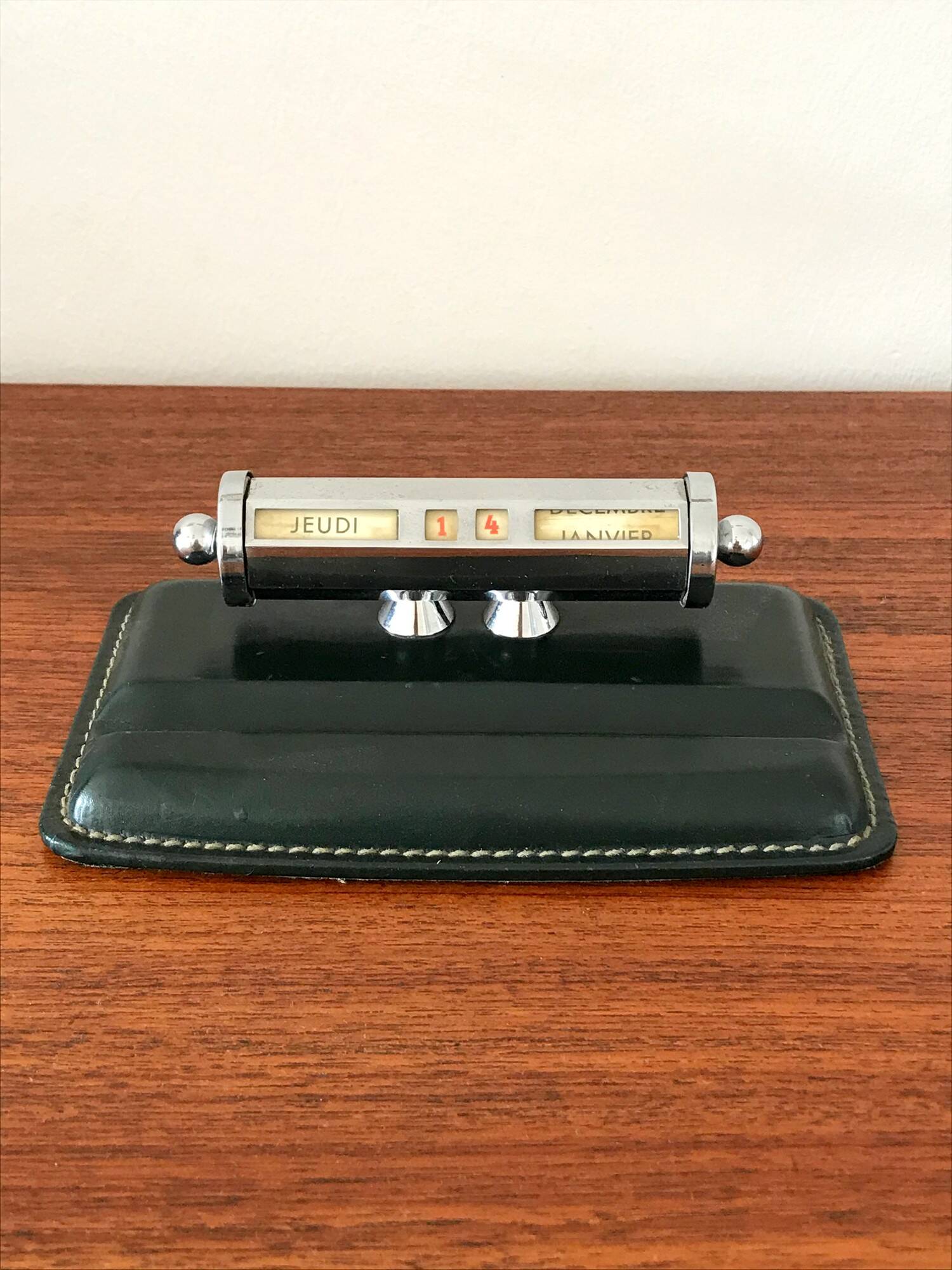 Le Tanneur vintage leather perpetual calendar