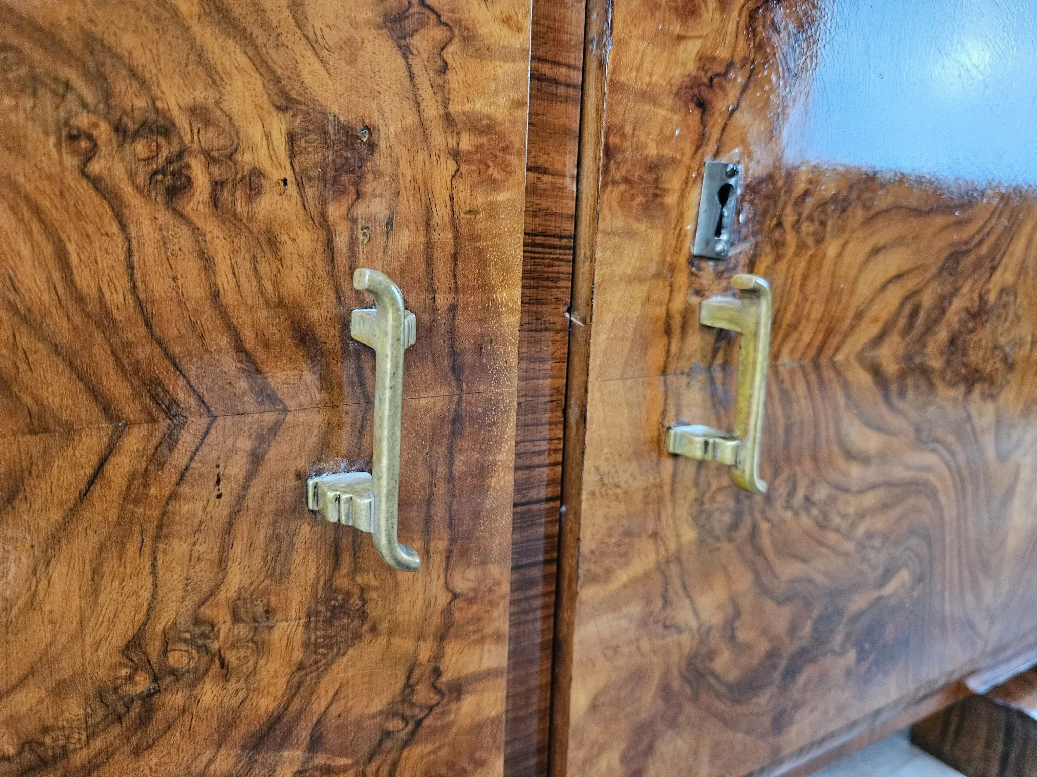 French Art Decò display cabinet from the 1940s in walnut