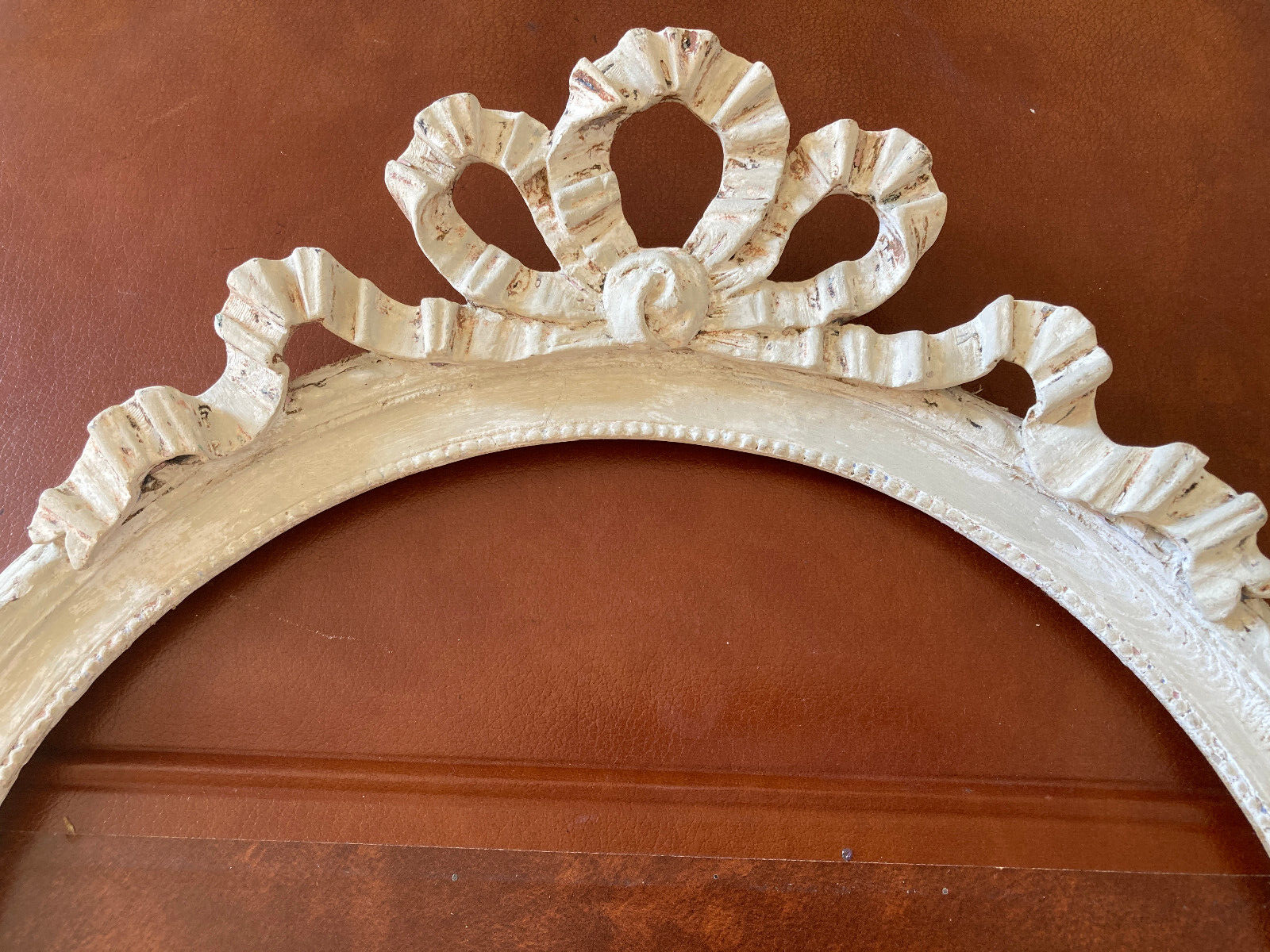 Large round carved wooden frame with ribbon knot decoration - Shabby chic