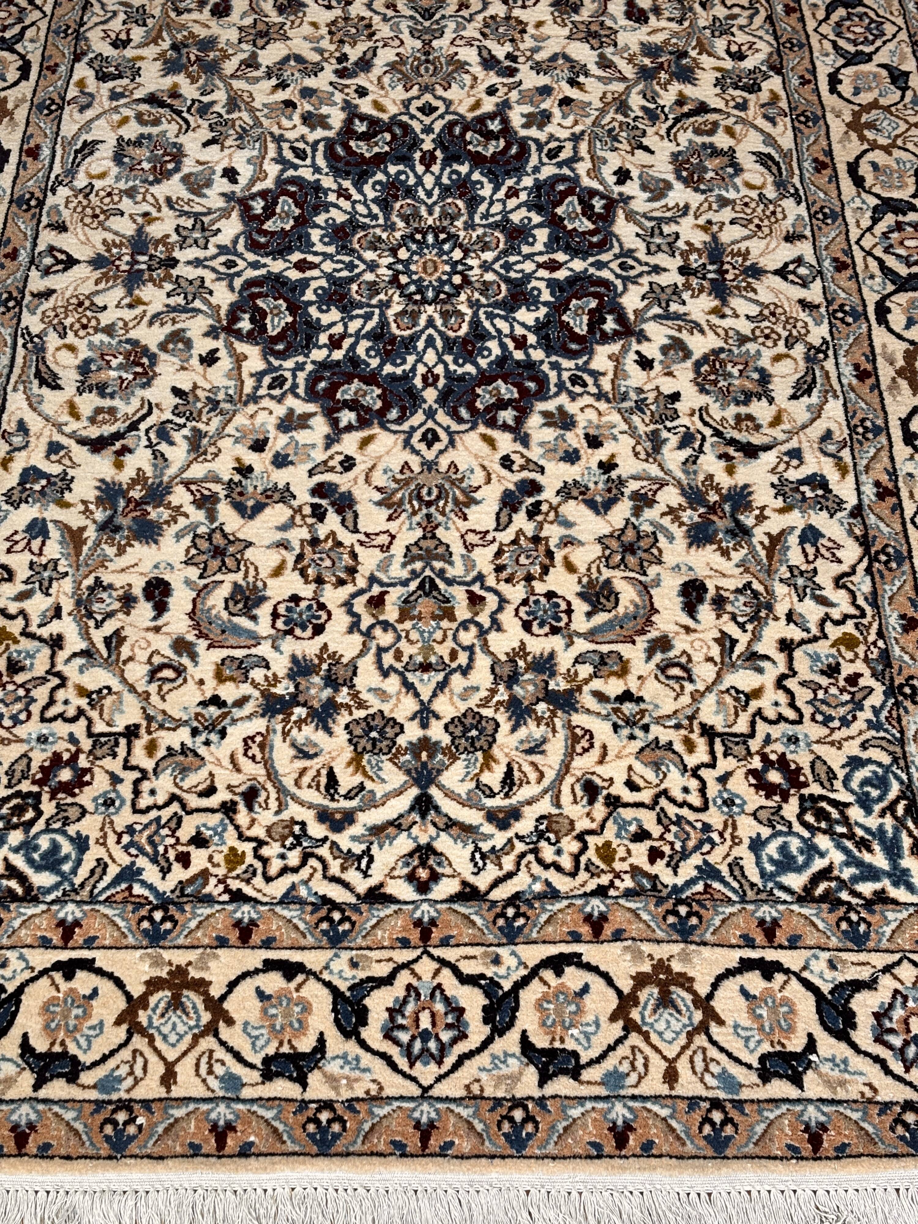 Nain Persian carpet in wool on cotton – 207 x 127 cm