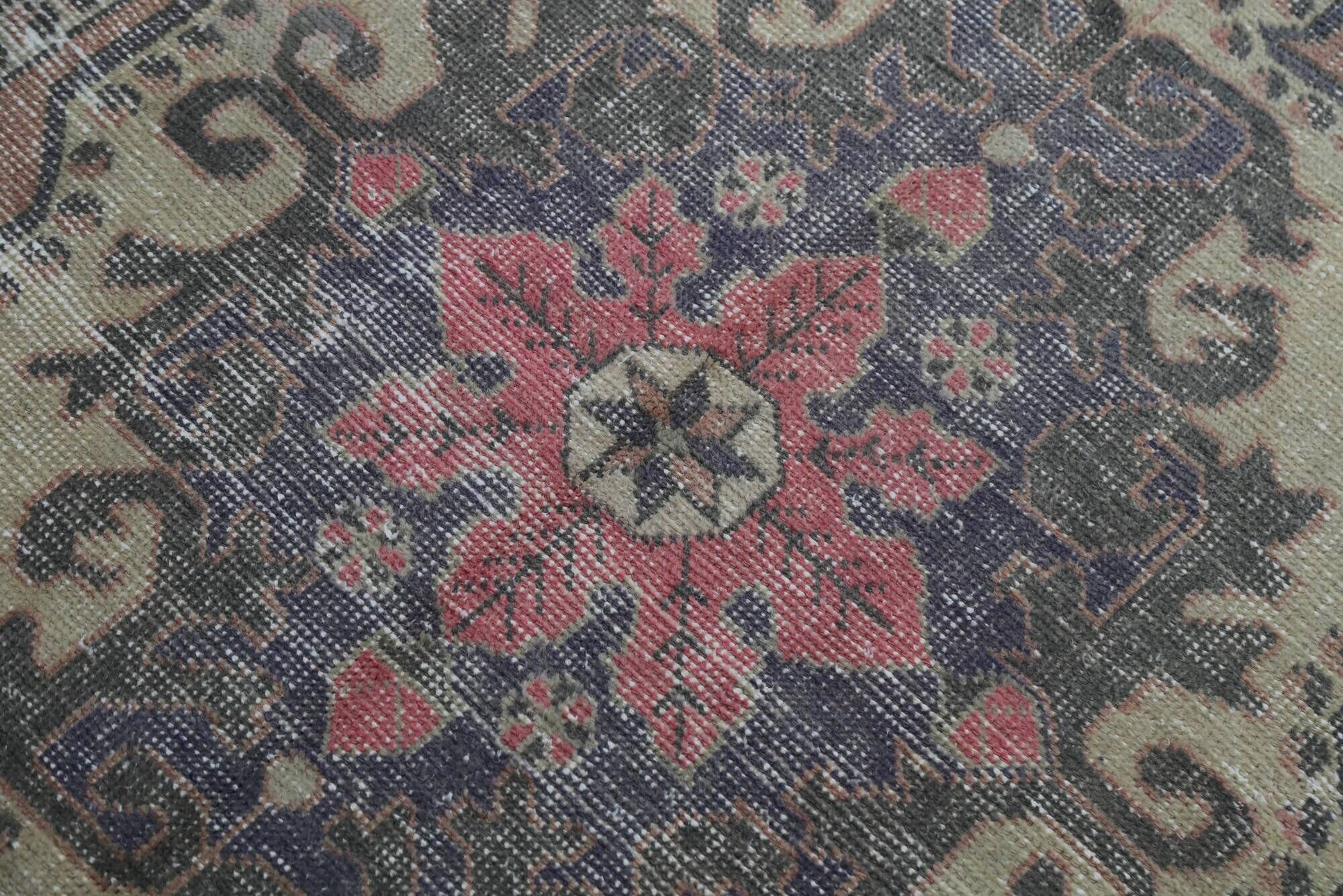 Vintage multicoloured Turkish rug with floral medallion, 125 × 213 cm