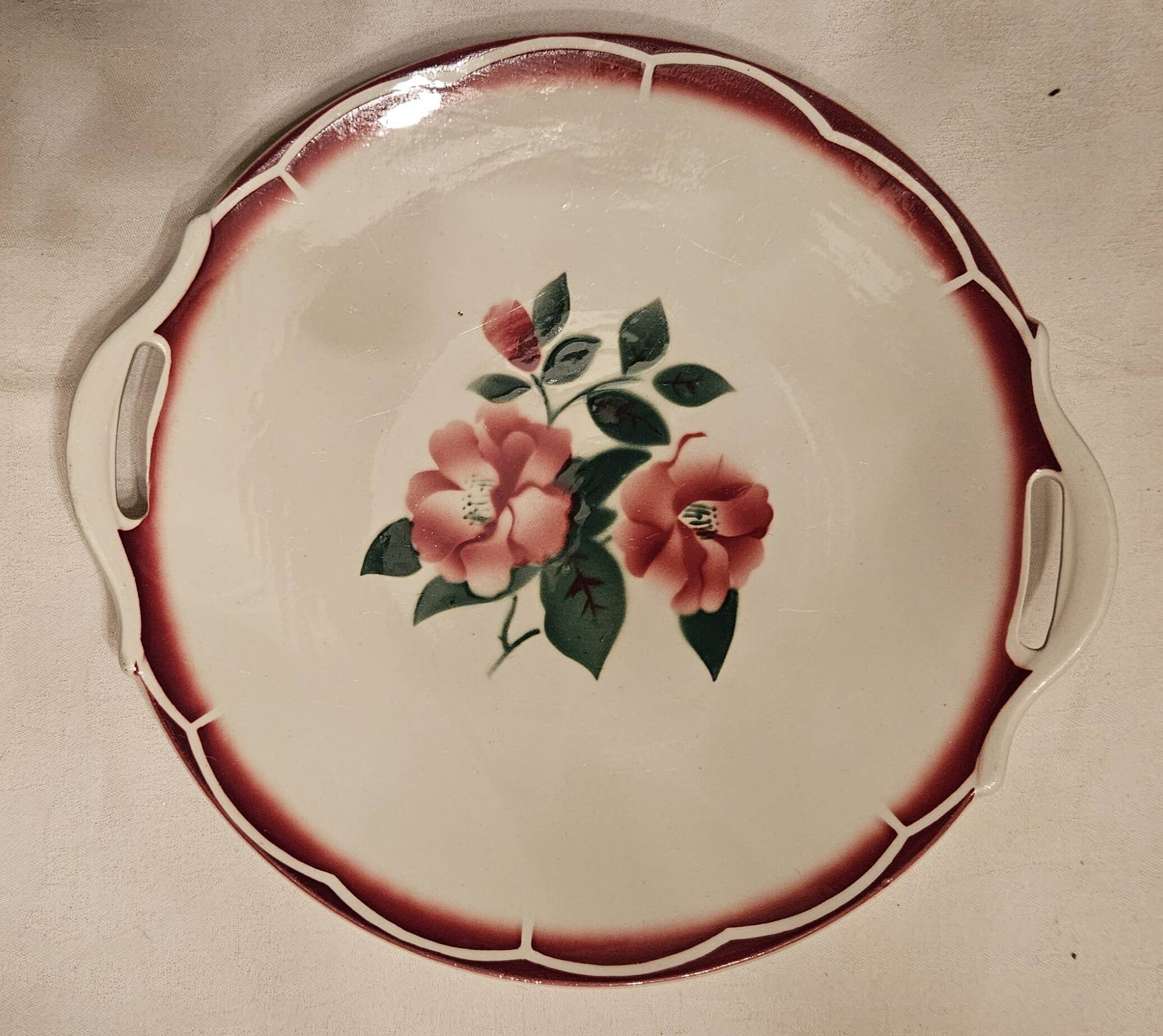 Plat à tarte en faïence vintage à decor de fleurs rouges