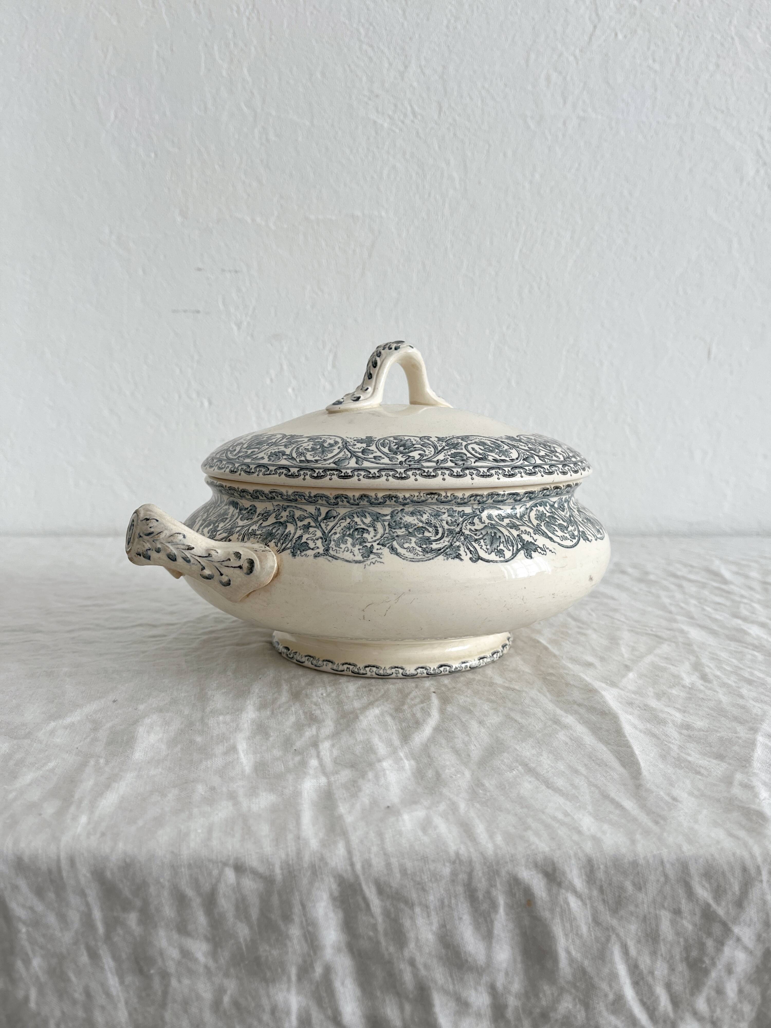 Small ironstone tureen "Renaissance" Creil and Montereau