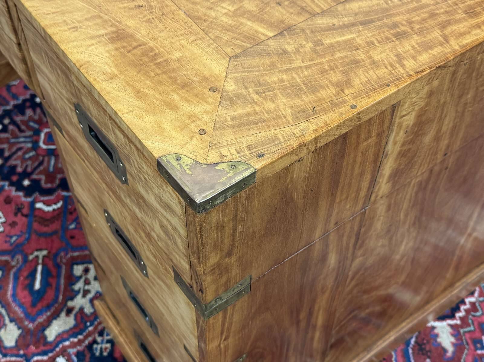 Bureau plat de style marine en acajou blond