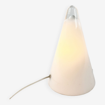 Lampe tipi en verre opalin design Ilu, années 1980