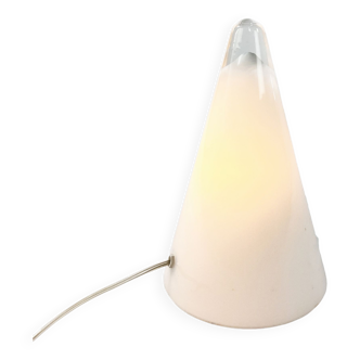 Lampe tipi en verre opalin design Ilu, années 1980