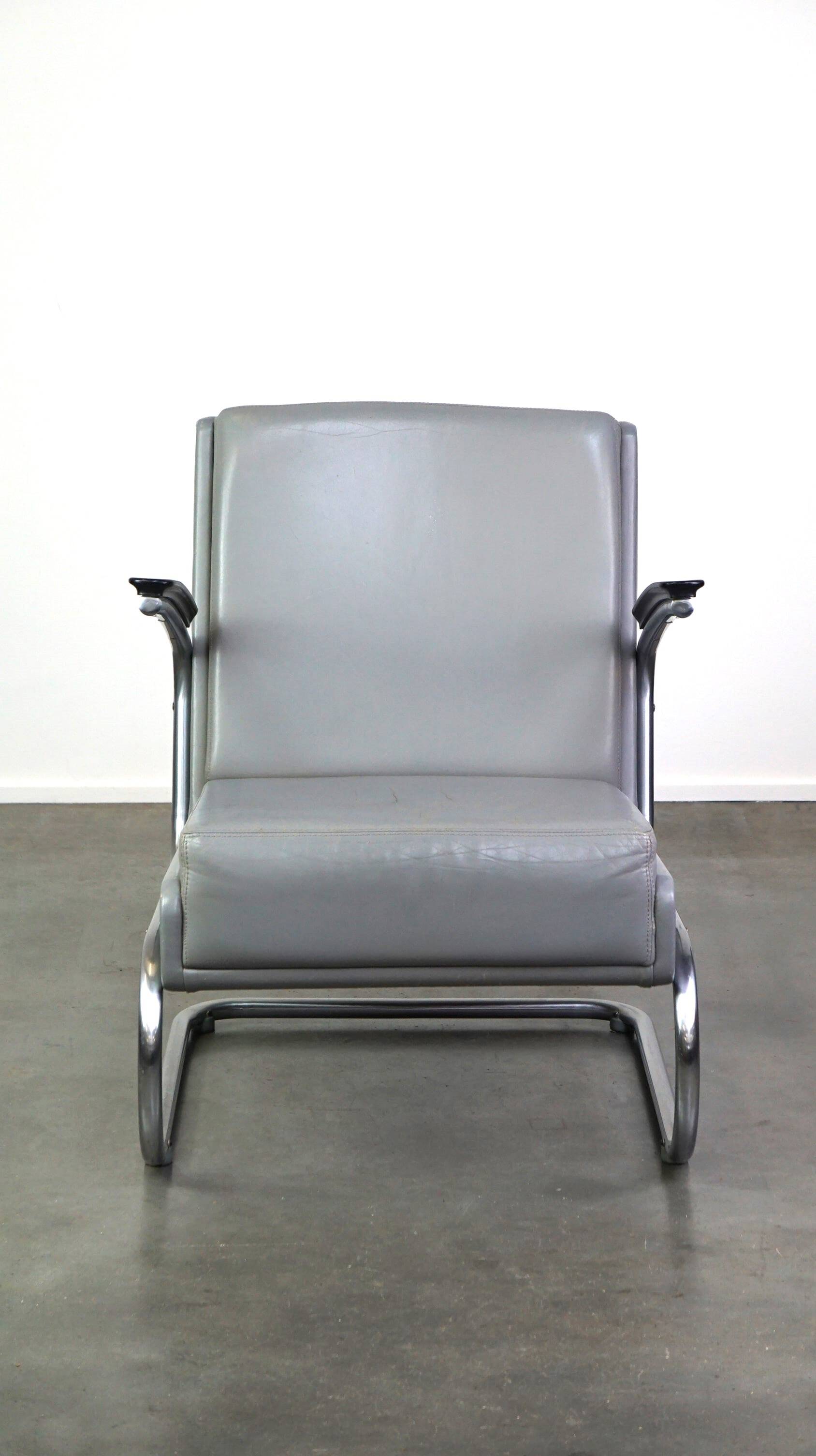 Vintage grey cow leather bauhaus design armchair by Ahrend de Cirkel