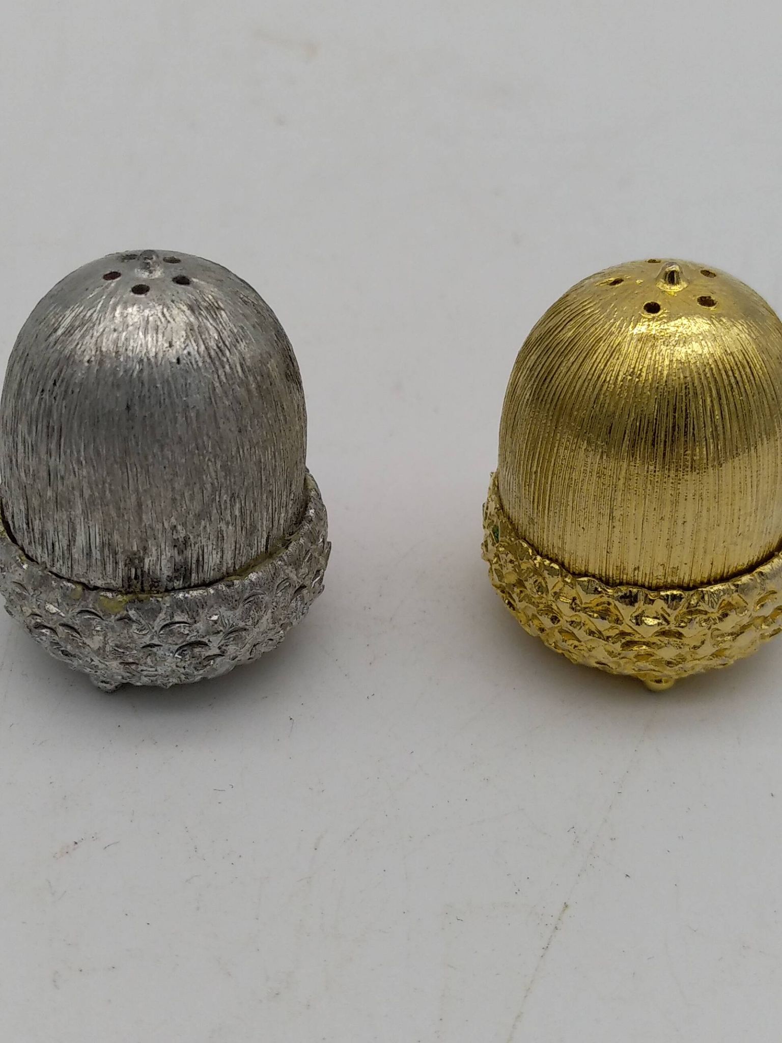 Salt and pepper shaker in silver and gold metal. Mirella. Circa 1960/70.