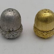 Salt and pepper shaker in silver and gold metal. Mirella. Circa 1960/70.