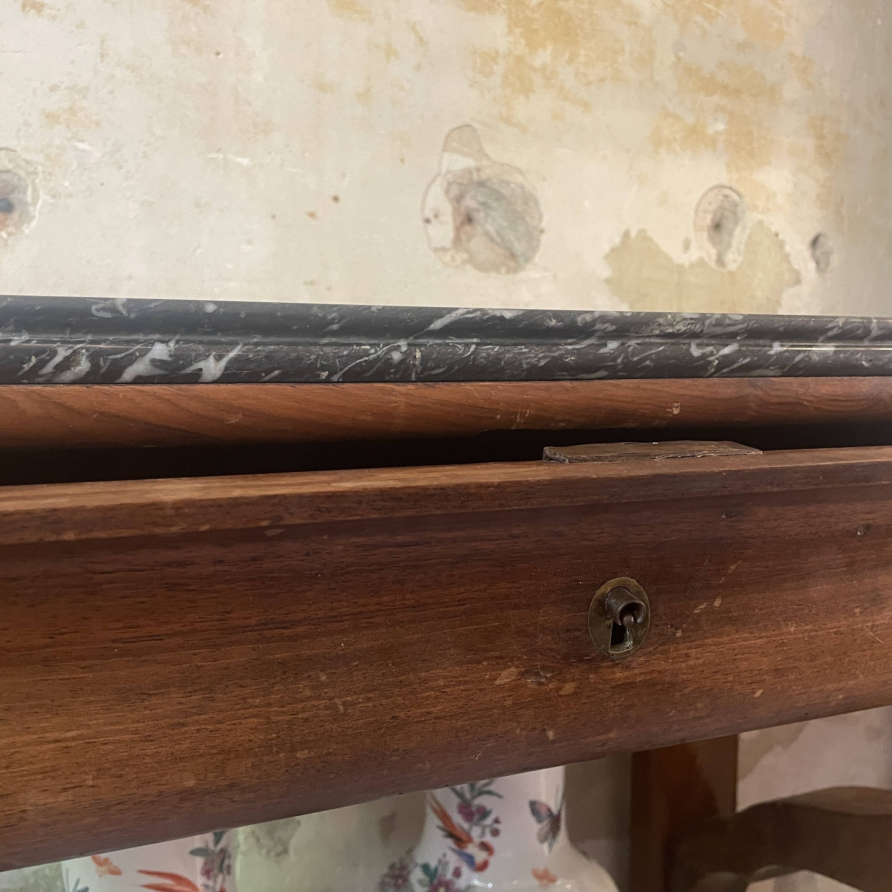 Console inlaid with black marble and lion's paw legs.