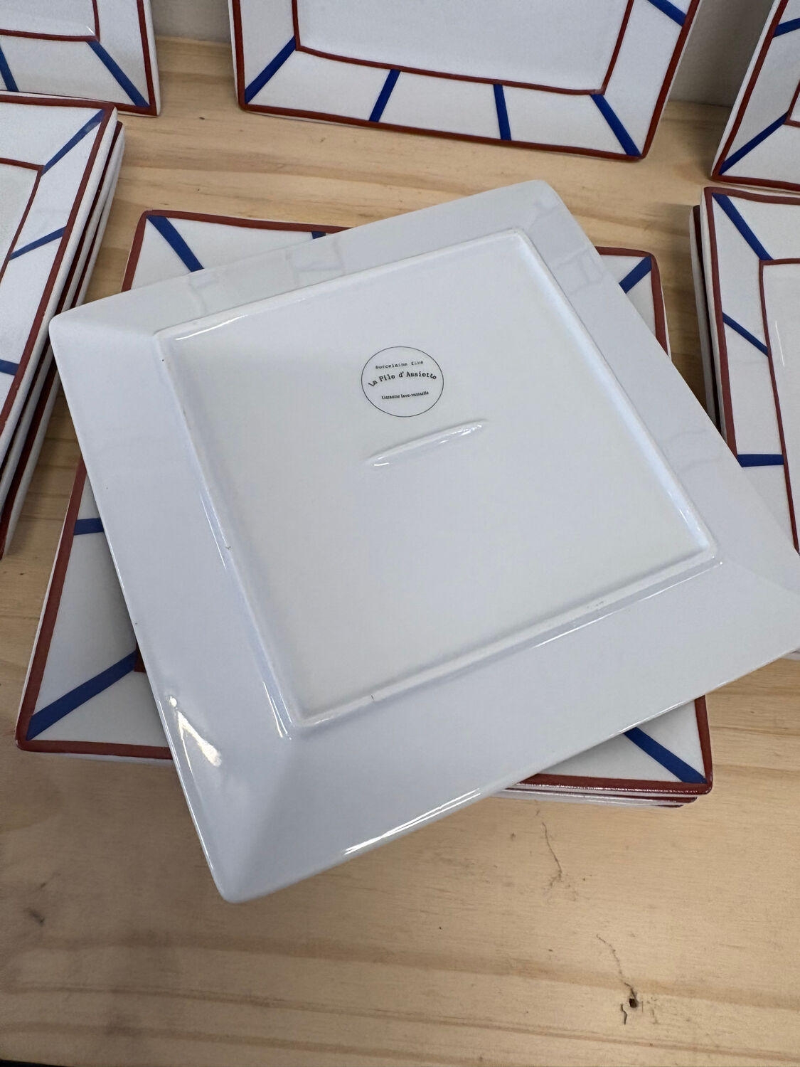 Set of 12 square Basque plates in porcelain – La Pile d’Assi