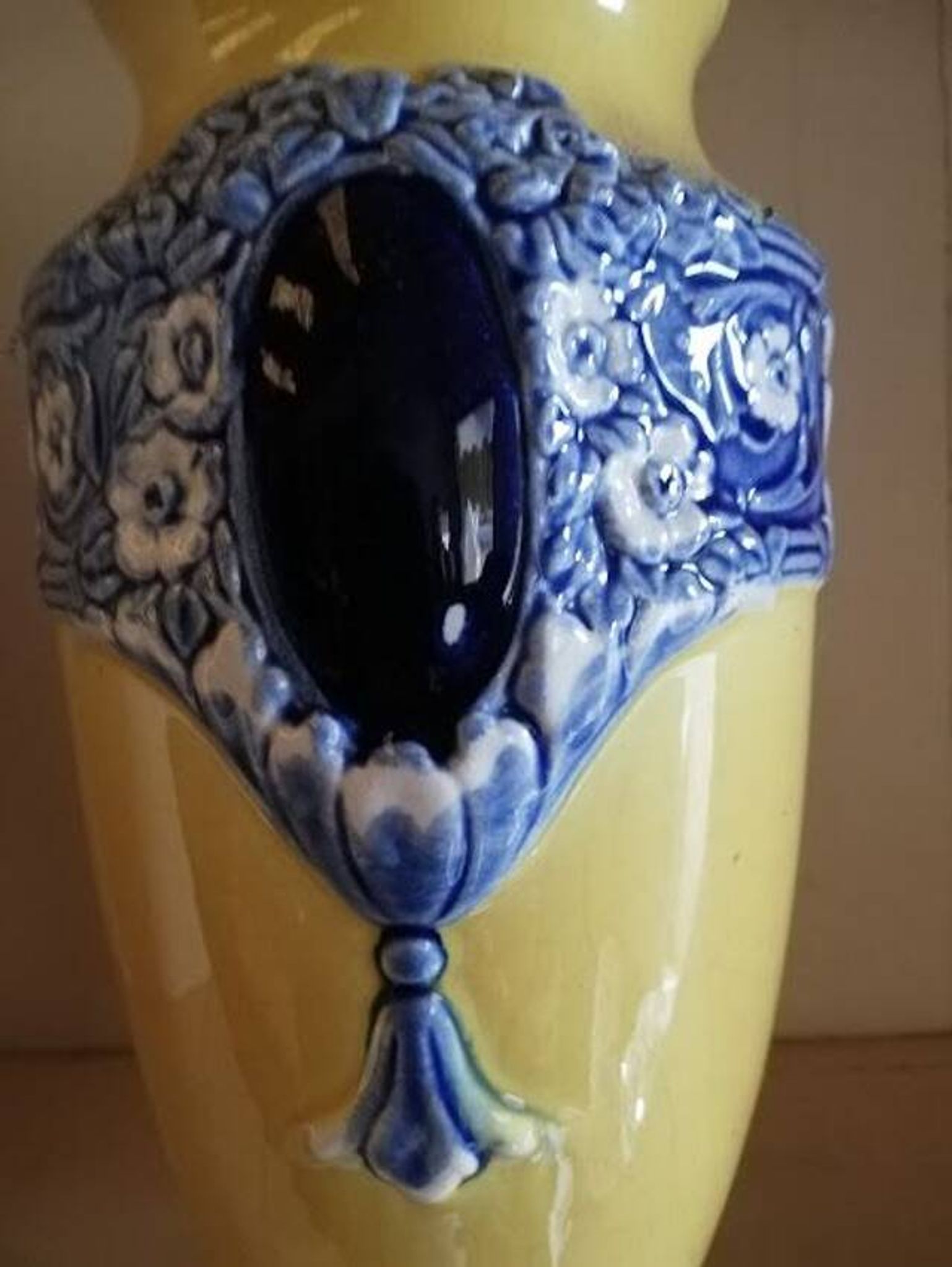 Paire de vases en barbotine